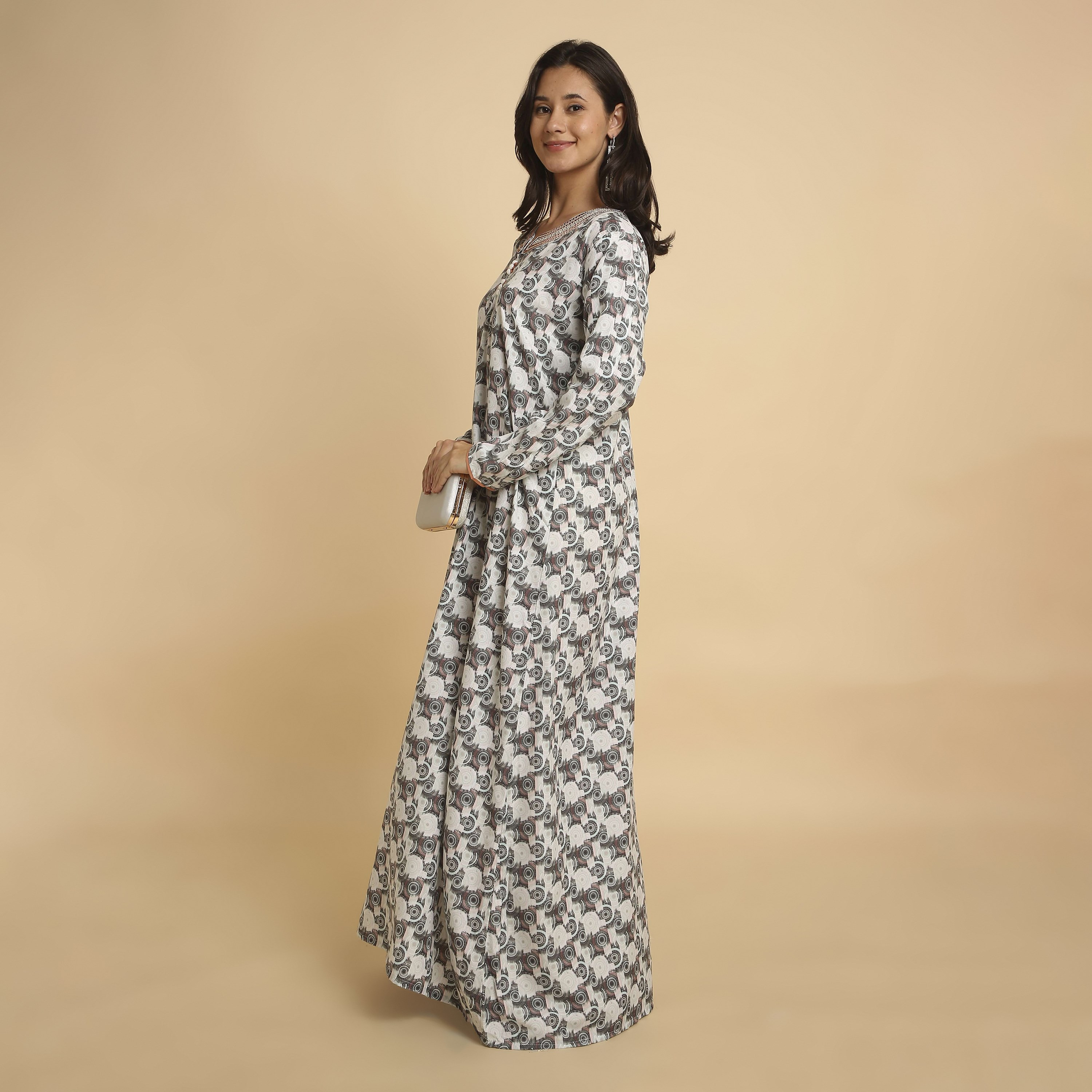 جلابية نسائية بفتحة رقبة مستديرة وطبعة "جيوميتريك" من هنا أند سارة-women-arabicclothing-jalabiyas-image-9