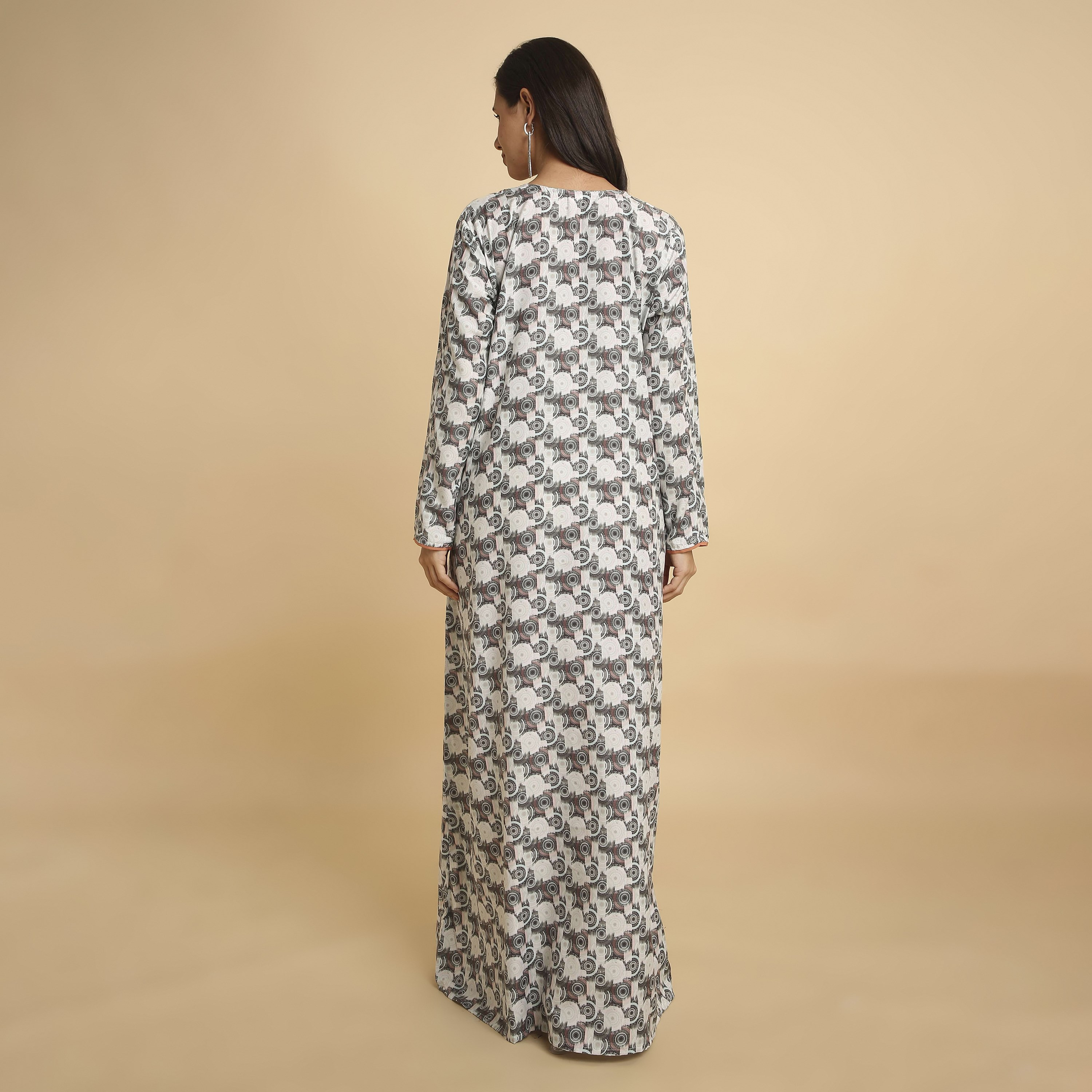 جلابية نسائية بفتحة رقبة مستديرة وطبعة "جيوميتريك" من هنا أند سارة-women-arabicclothing-jalabiyas-image-10