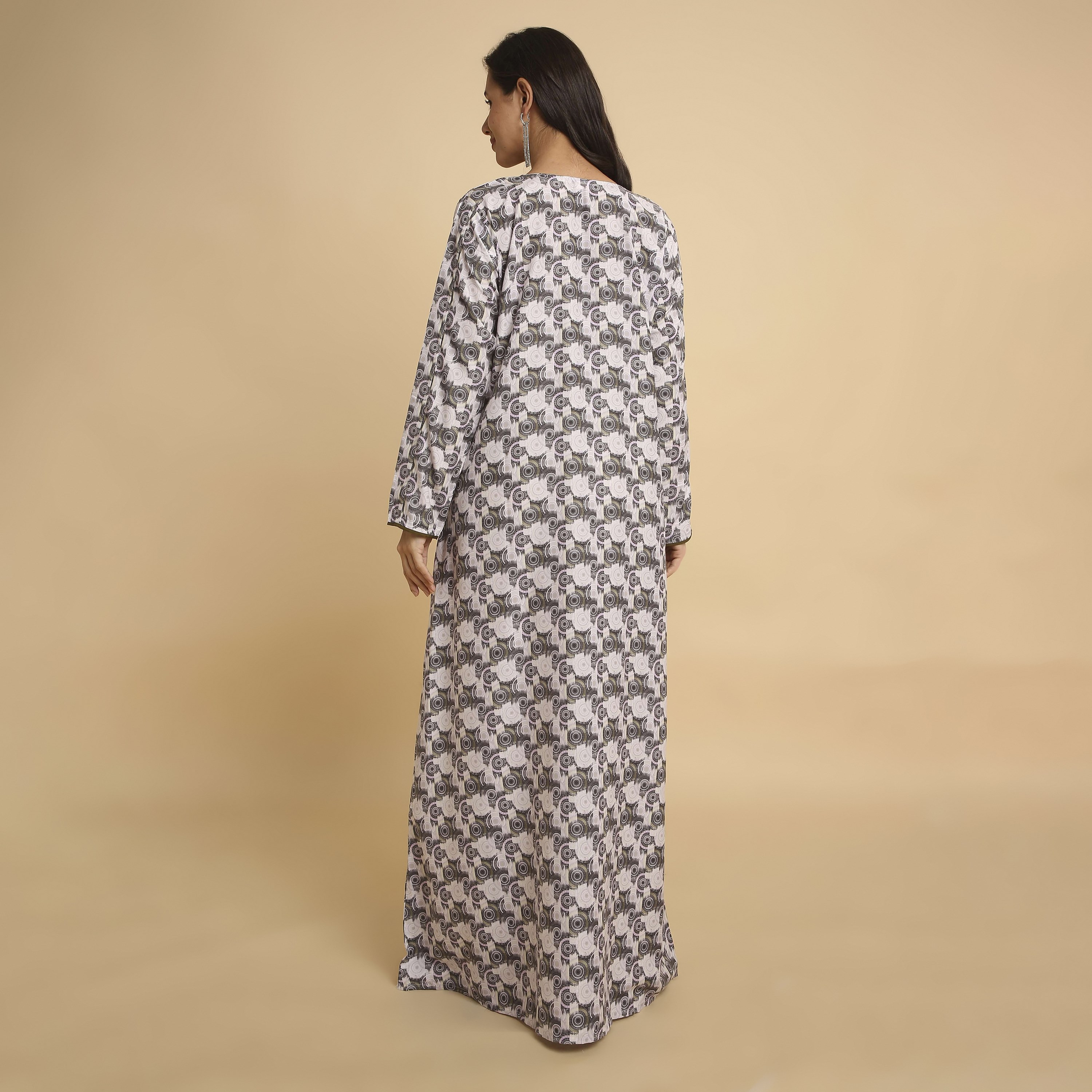 جلابية نسائية بفتحة رقبة مستديرة وطبعة "جيوميتريك" من هنا أند سارة-women-arabicclothing-jalabiyas-image-5