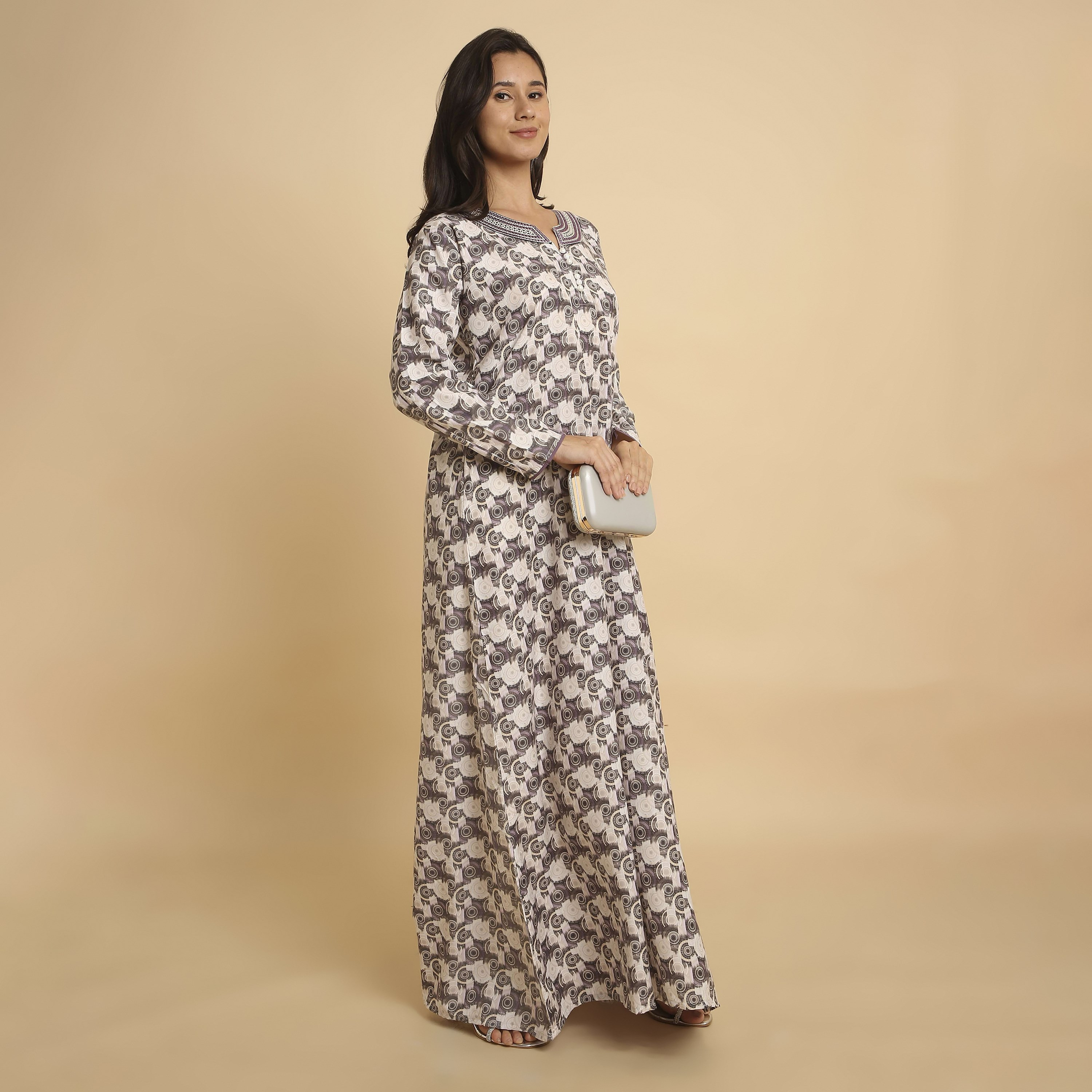 جلابية نسائية بفتحة رقبة مستديرة وطبعة "جيوميتريك" من هنا أند سارة-women-arabicclothing-jalabiyas-image-14