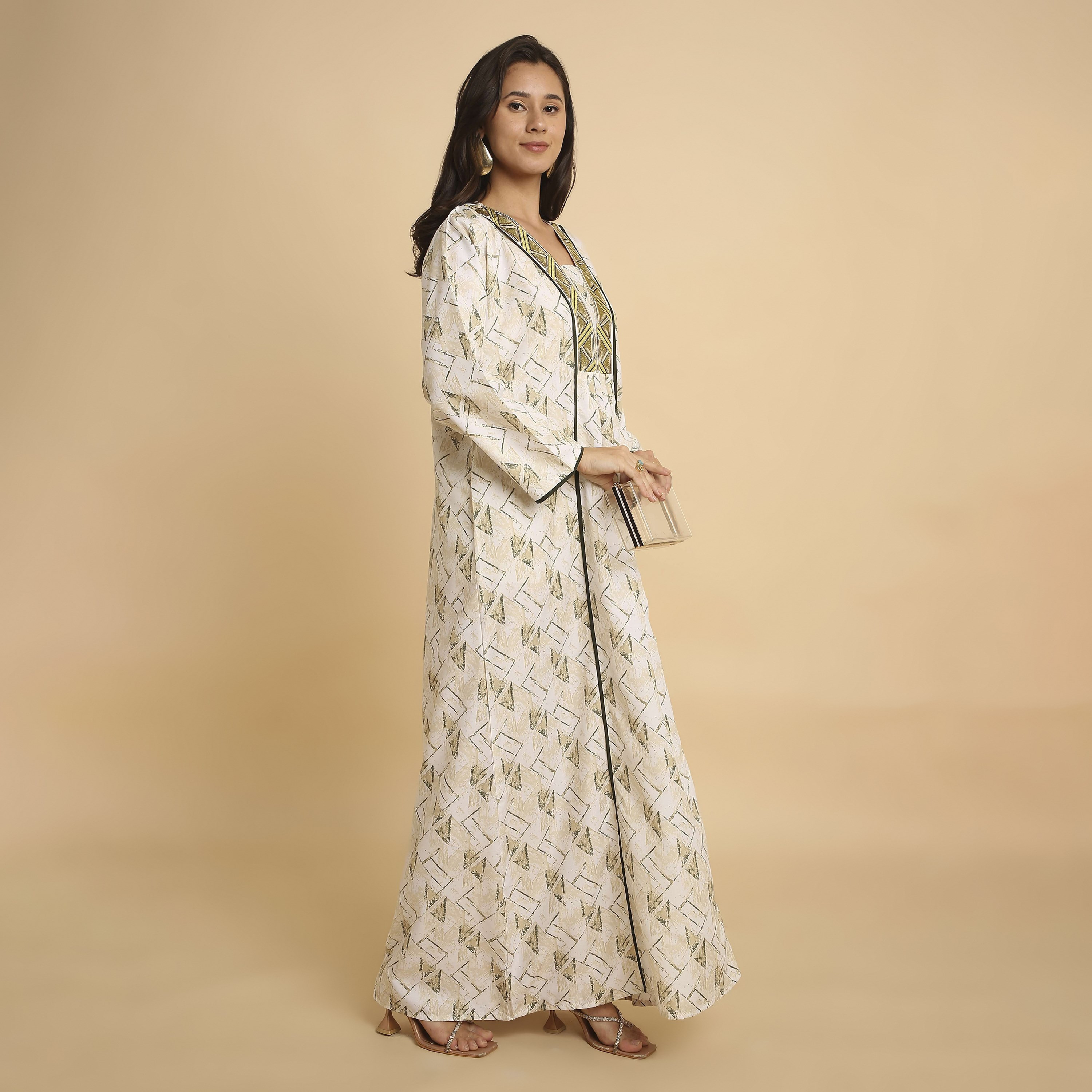 جلابية نسائية بفتحة رقبة "V" وطبعة "جيوميتريك أبستراكت" من هنا أند سارة-women-arabicclothing-jalabiyas-image-4