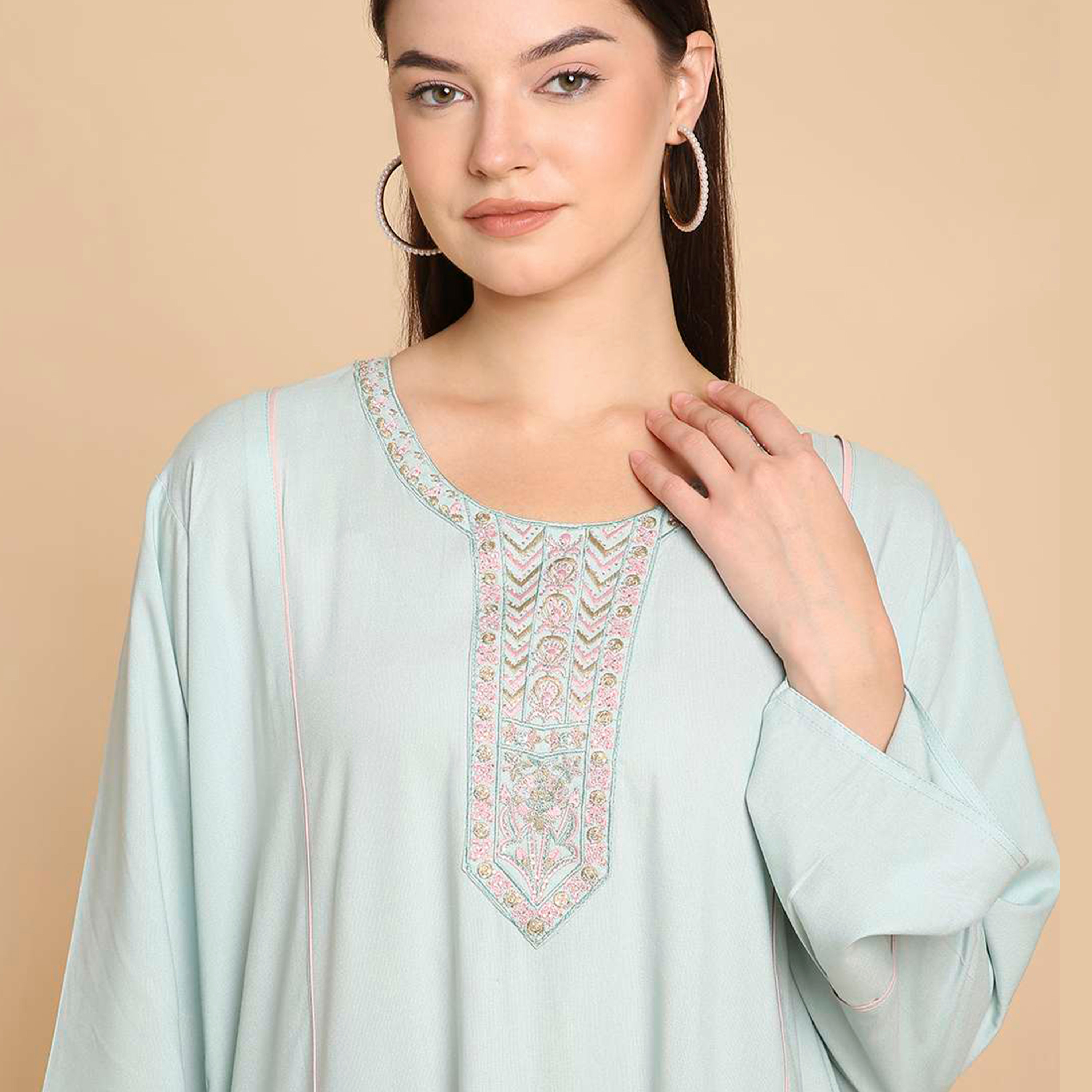 جلابية نسائية بياقة مطرزة وأكمام جرس من هناأندسارة-women-arabicclothing-jalabiyas-image-12