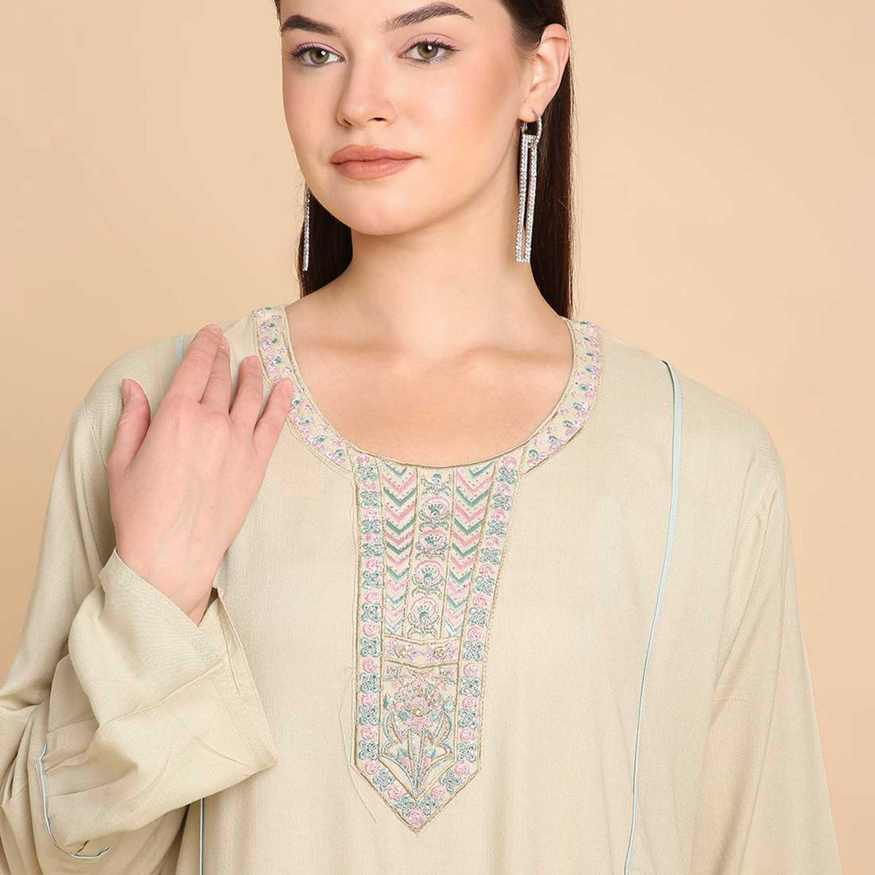 جلابية نسائية بياقة مطرزة وأكمام جرس من هناأندسارة-women-arabicclothing-jalabiyas-image-2