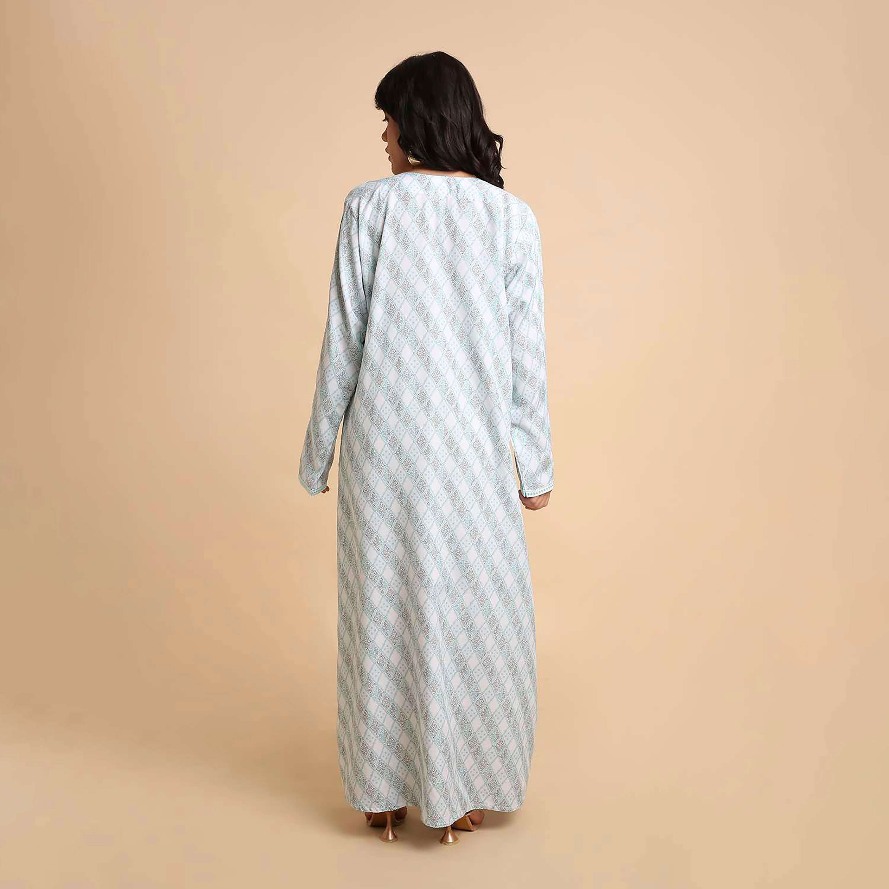 جلابية نسائية بنقشة هندسية وتطريز على الصدر من هنا آند سارة-women-arabicclothing-jalabiyas-image-5