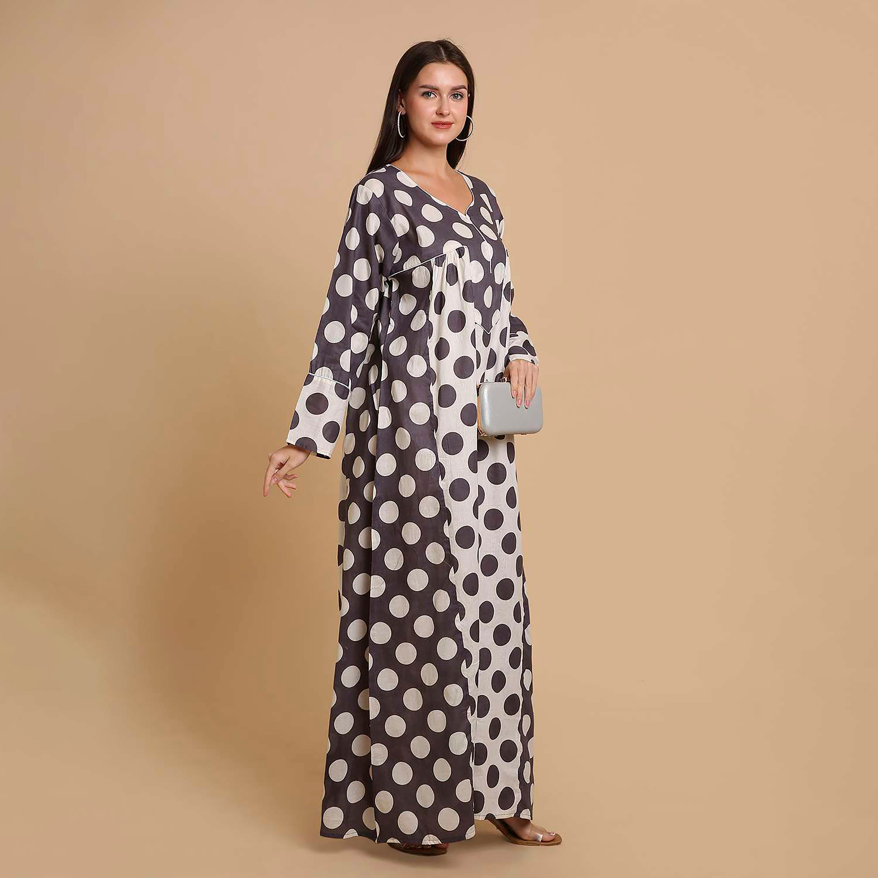 جلابية نسائية قطنية بنقاط بولكا وأكمام ذات أساور عريضة من هنا آند سارة-women-arabicclothing-jalabiyas-image-23