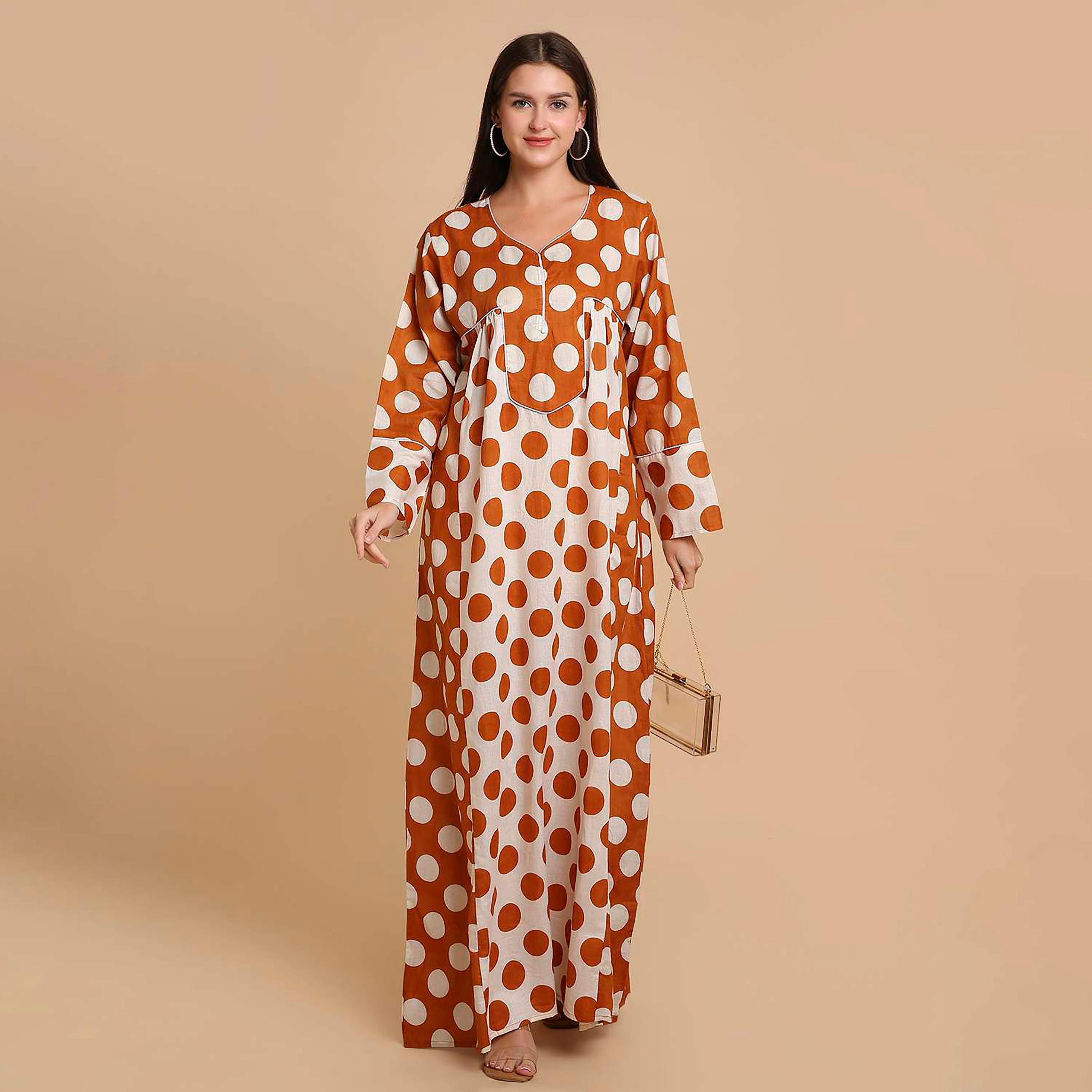 جلابية نسائية قطنية بنقاط بولكا وأكمام ذات أساور عريضة من هنا آند سارة-women-arabicclothing-jalabiyas-image-1