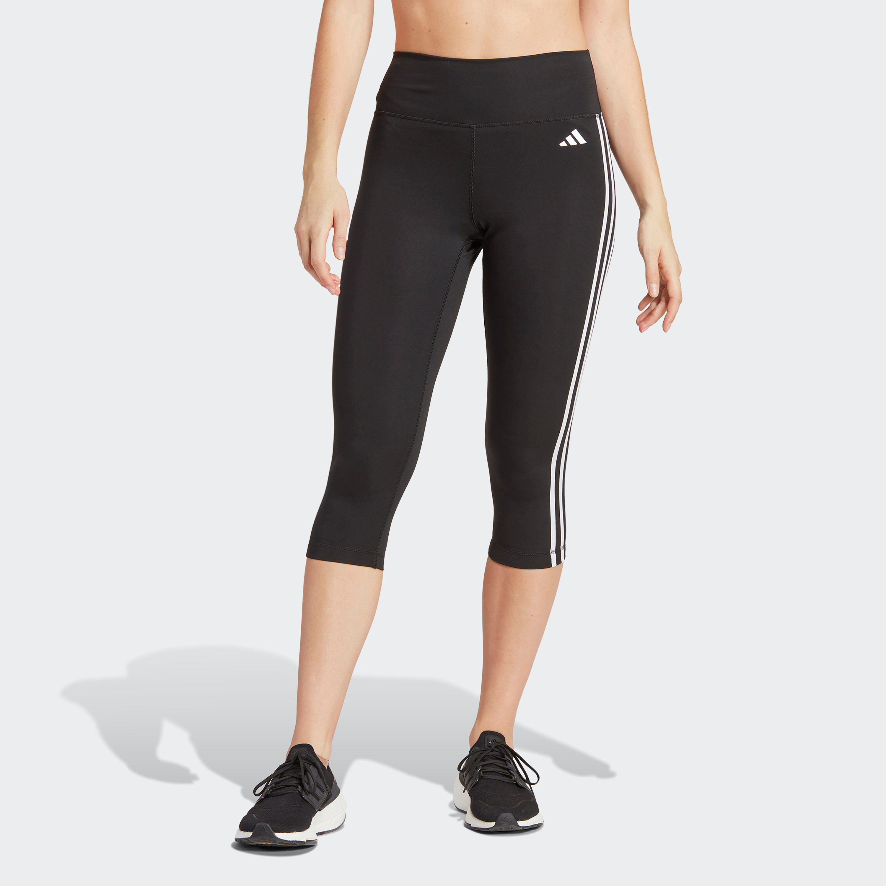 سروال رياضي اسنشيالز ضيق للنساء عالي الخصر بطبعة ثلاثة خطوط3\4 من اديداس | او اي-women-clothing-bottoms-leggings-image-1