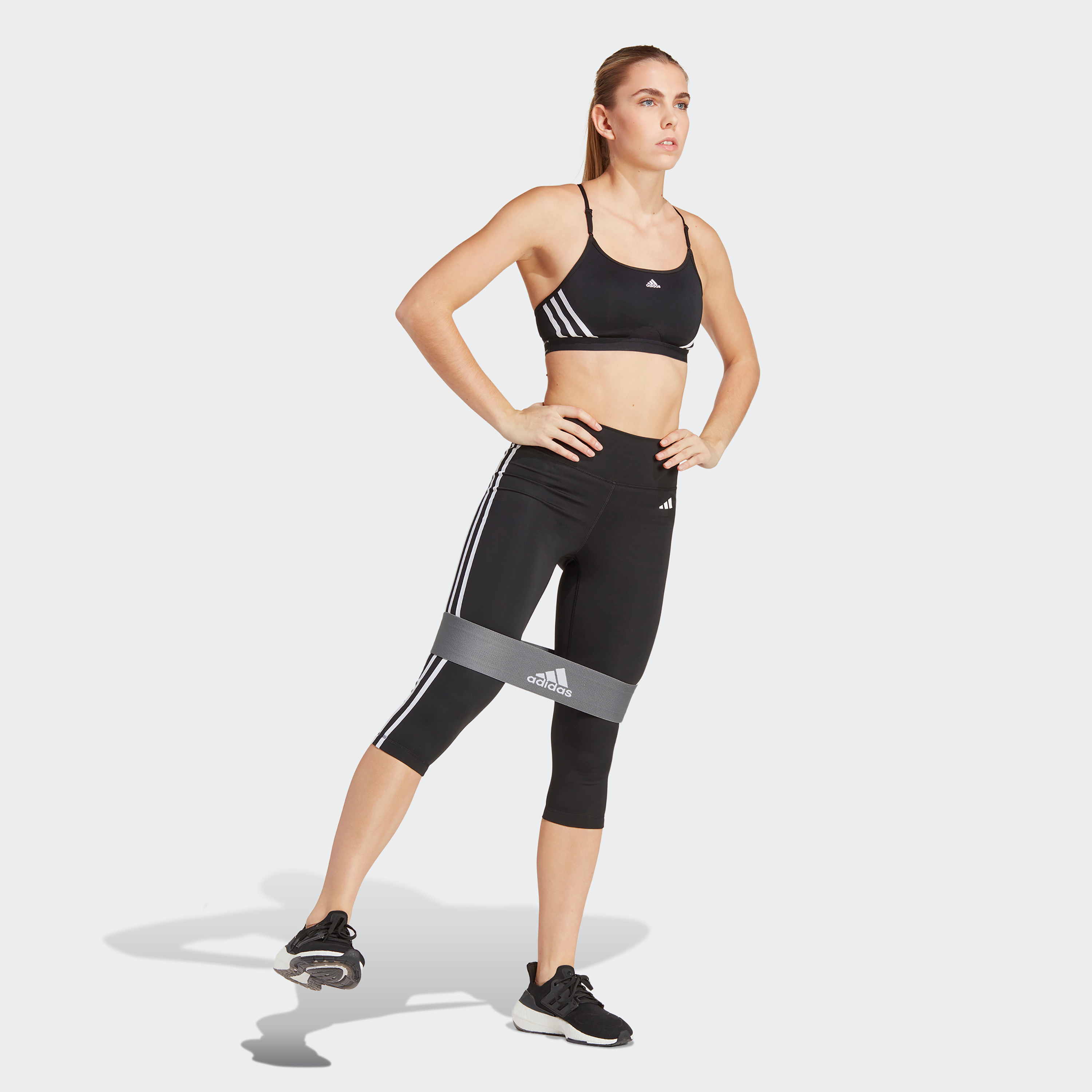 سروال رياضي اسنشيالز ضيق للنساء عالي الخصر بطبعة ثلاثة خطوط3\4 من اديداس | او اي-women-clothing-bottoms-leggings-image-2