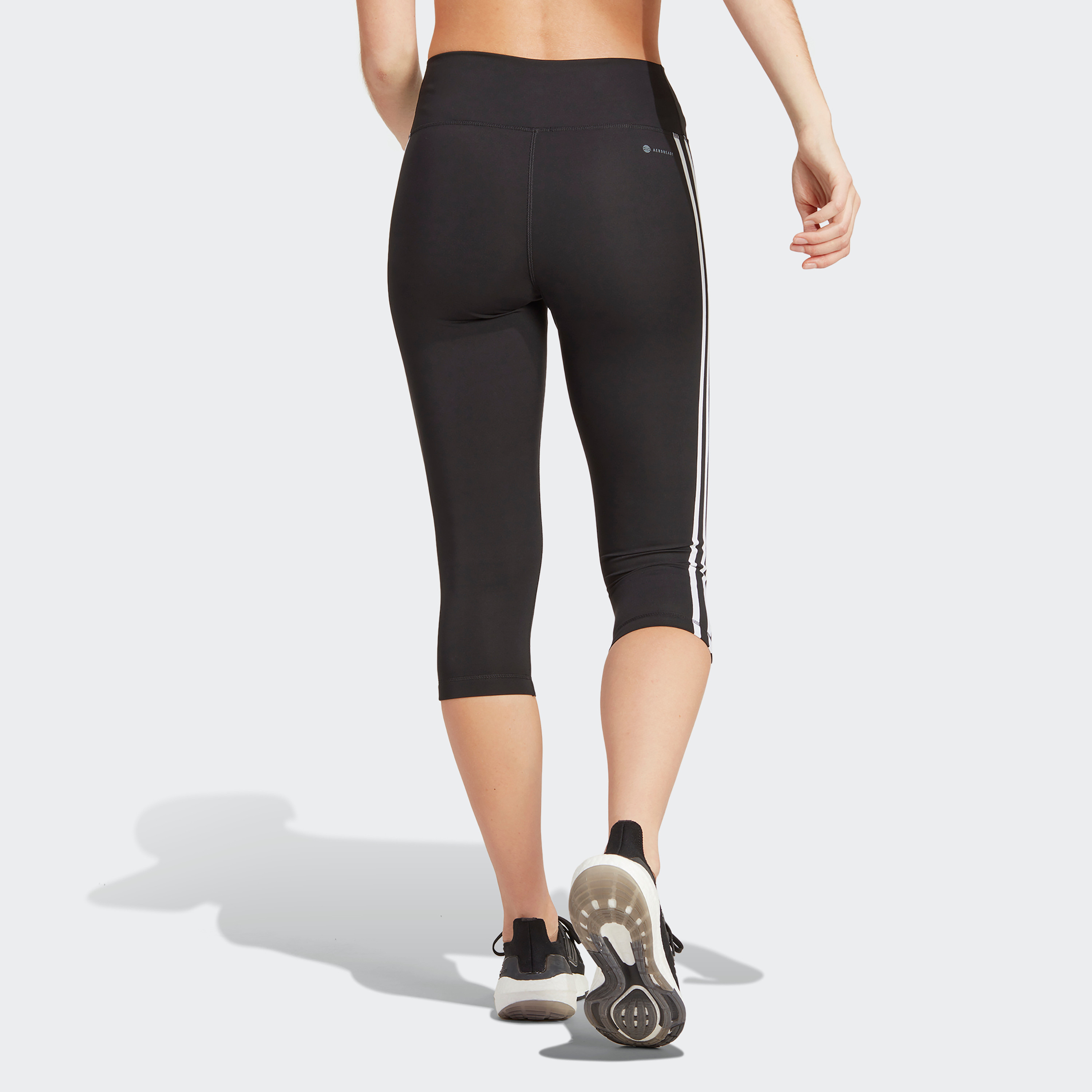 سروال رياضي اسنشيالز ضيق للنساء عالي الخصر بطبعة ثلاثة خطوط3\4 من اديداس | او اي-women-clothing-bottoms-leggings-image-4