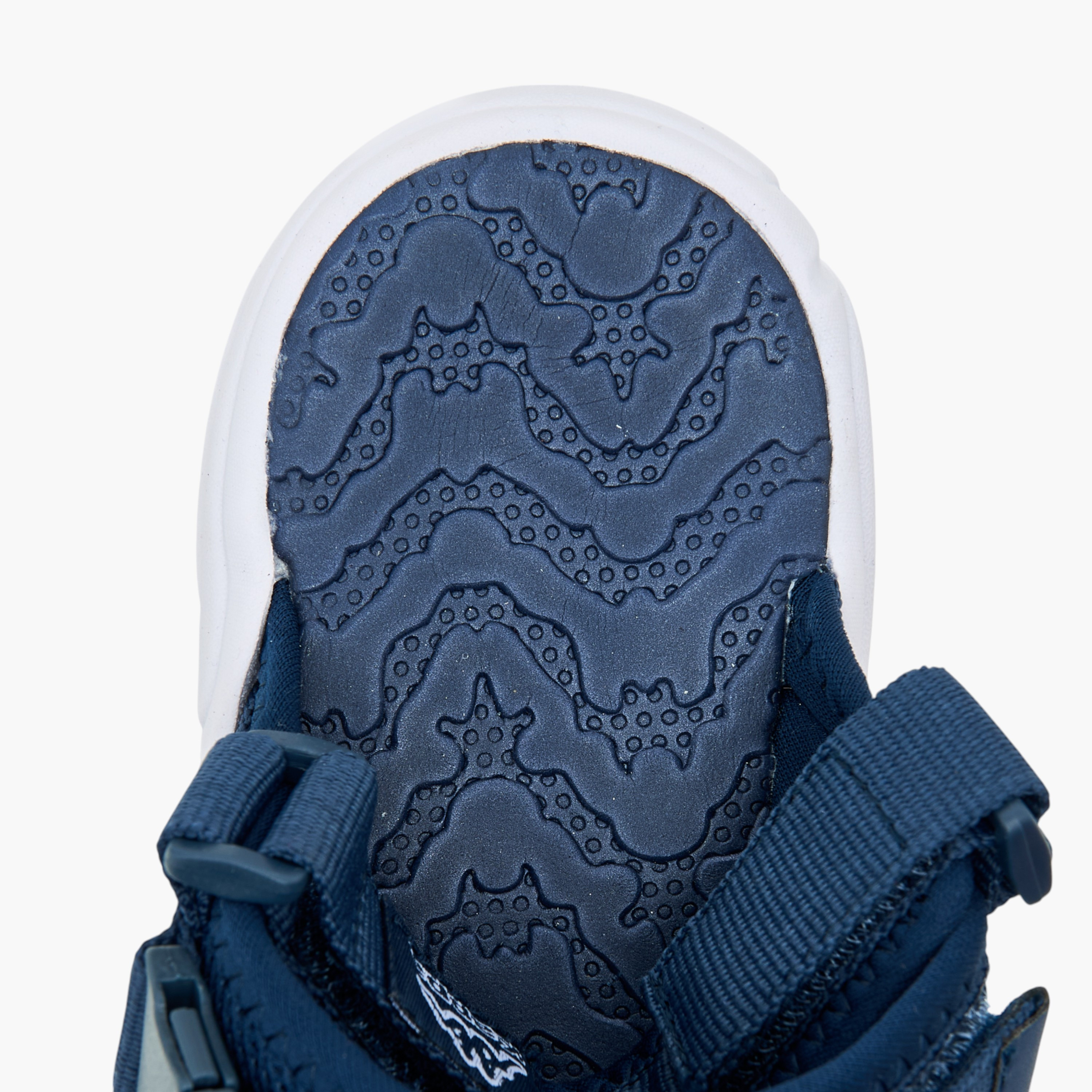 صندل مسطح بطبعات شعار وشريط إغلاق للأولاد من كابا-boys-shoes-sandals-image-5