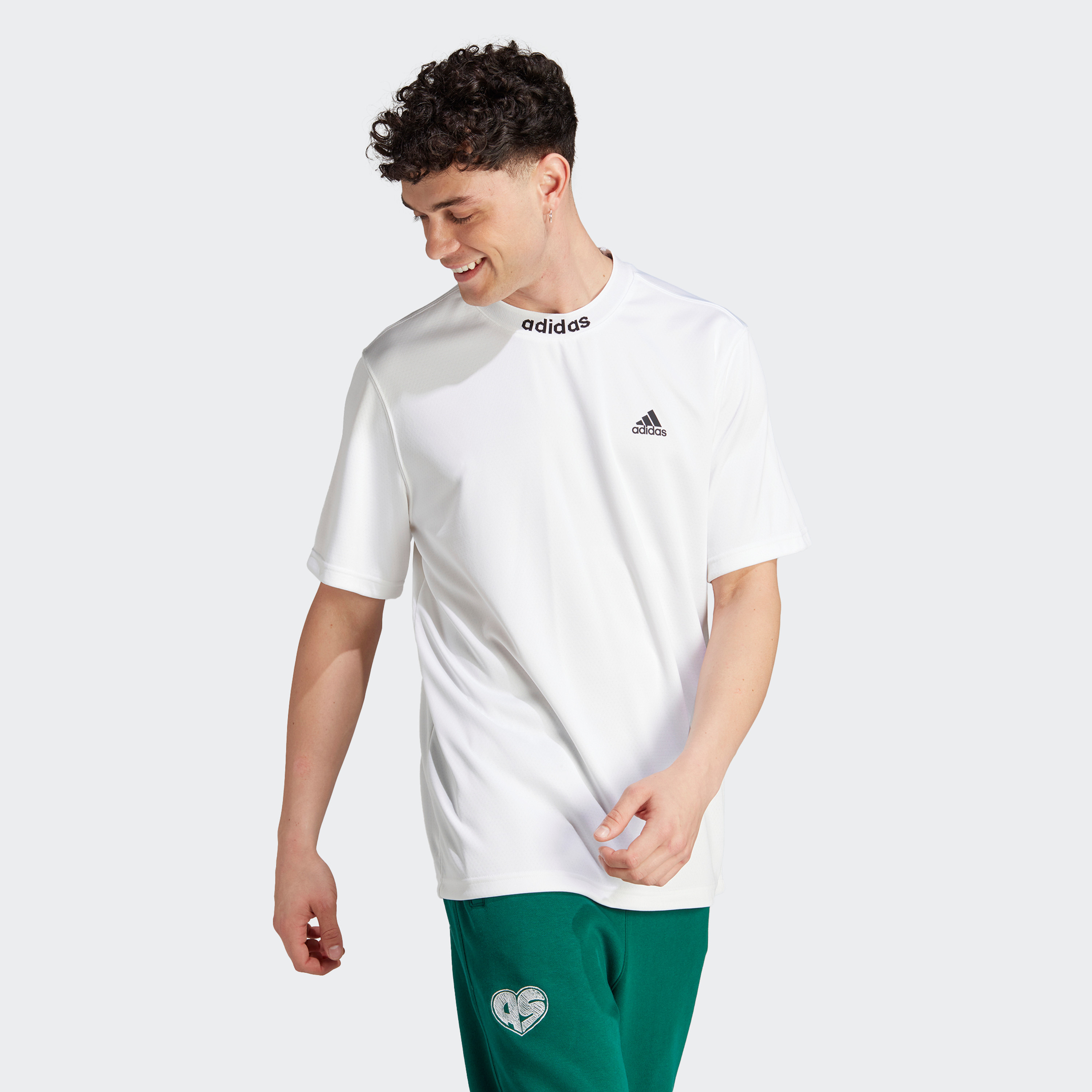 تي شيرت رياضي رجالي شبكي من الخلف من اديداس | او اي-men-clothing-sportswearandactivewear-tshirtsandpolos-image-2