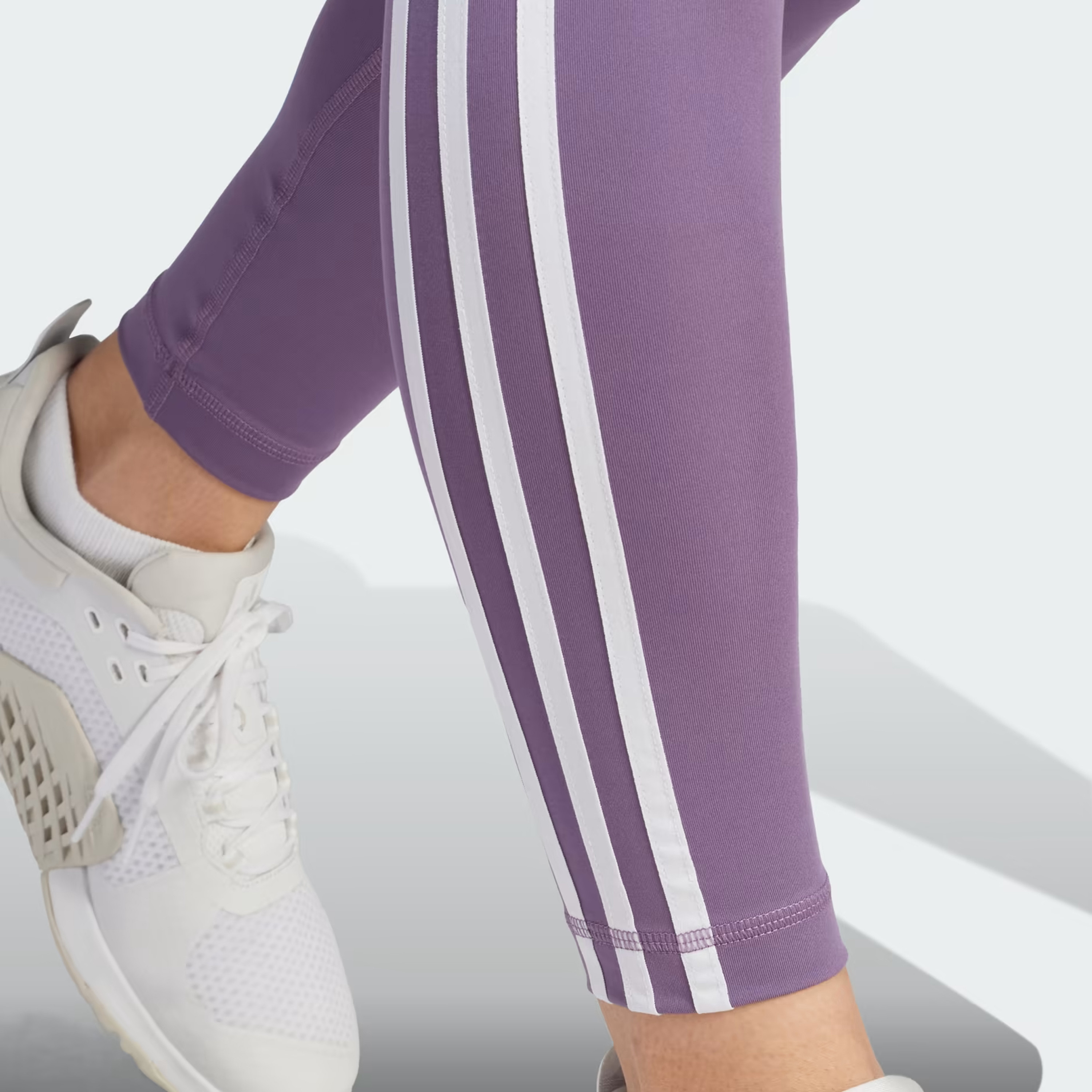 سروال رياضي اسنشيالز ضيق للنساء عالي الخصر بطبعة ثلاثة خطوط7\8 من اديداس | او اي-women-clothing-leggings-image-4