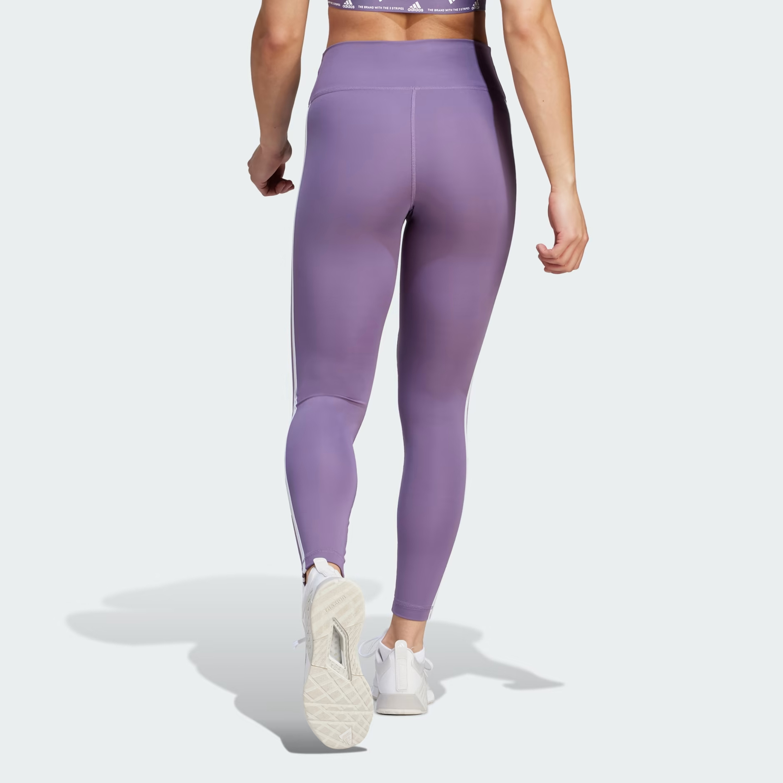 سروال رياضي اسنشيالز ضيق للنساء عالي الخصر بطبعة ثلاثة خطوط7\8 من اديداس | او اي-women-clothing-leggings-image-5