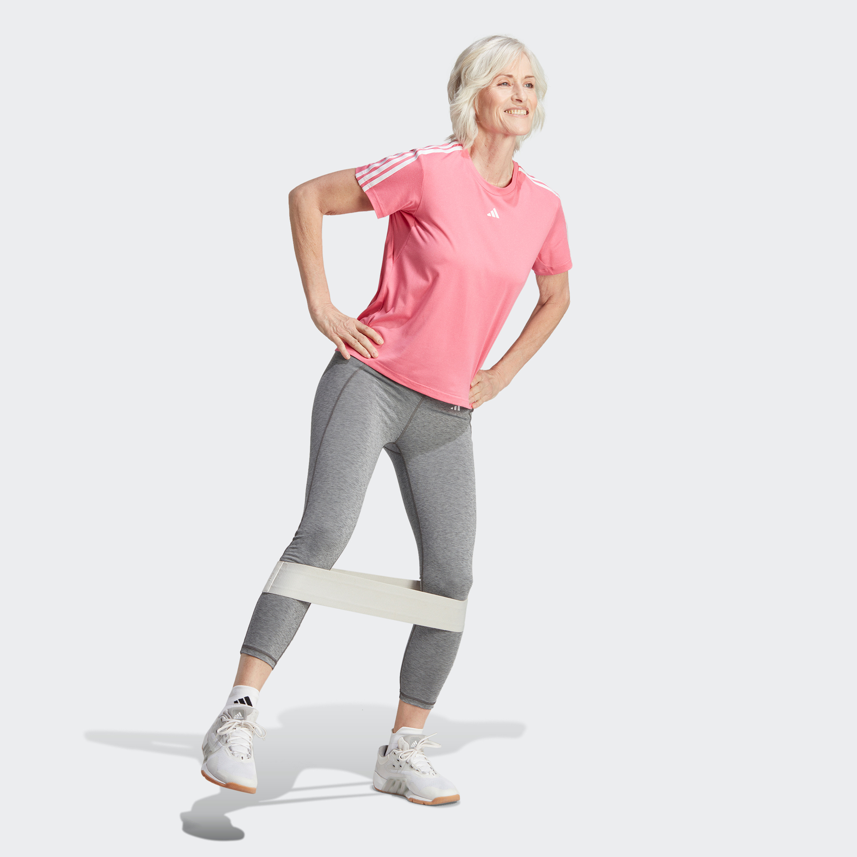 سروال رياضي ايروريدي اسنشيال ترين بثلاثة خطوط من اديداس للنساء | او اي-sports-women-clothing-tshirtsandvests-image-2