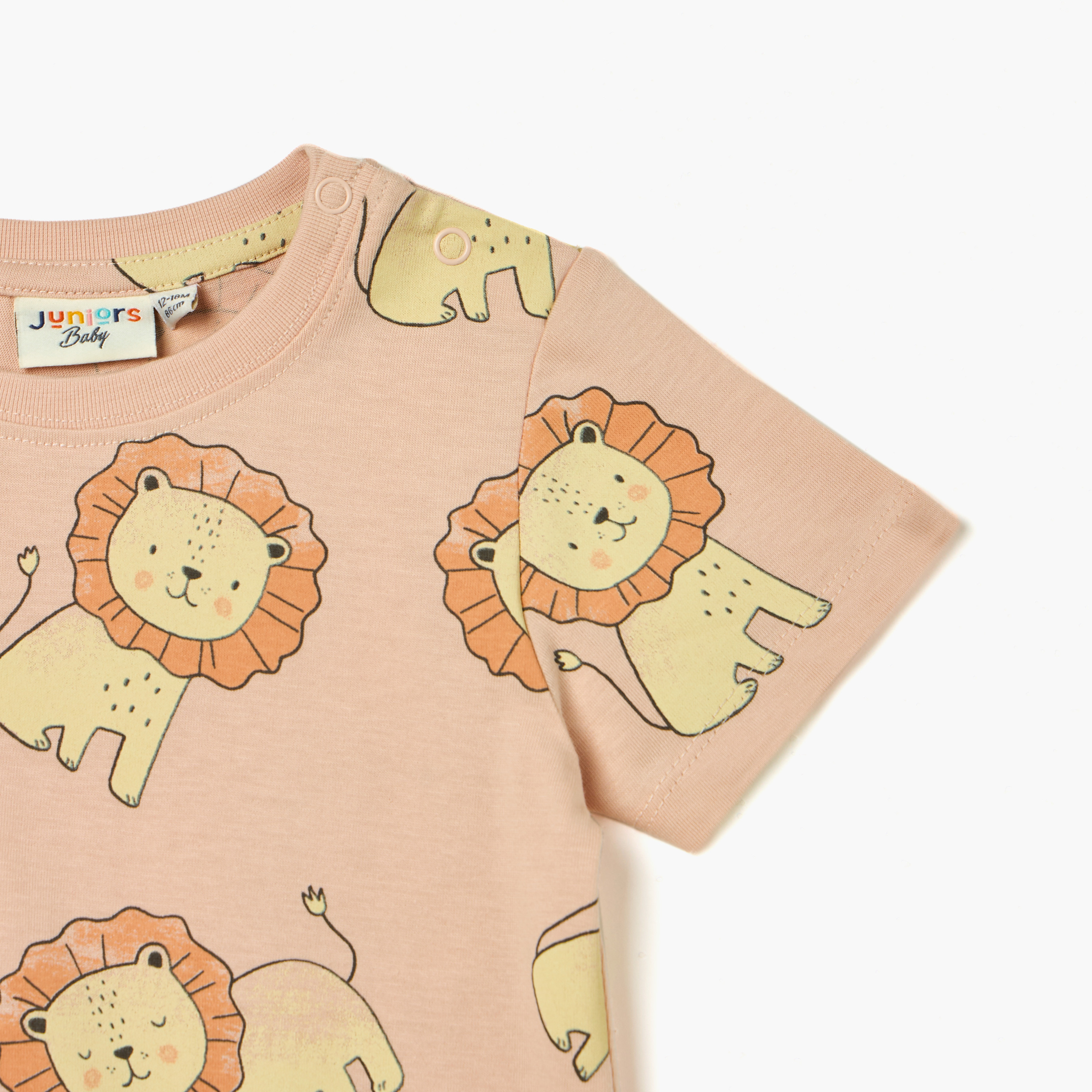 تيشيرت بياقة ضيقة وطبعات أسد وأكمام قصيرة من جونيورز-baby-boys-clothing-tshirtsandpolos-image-3