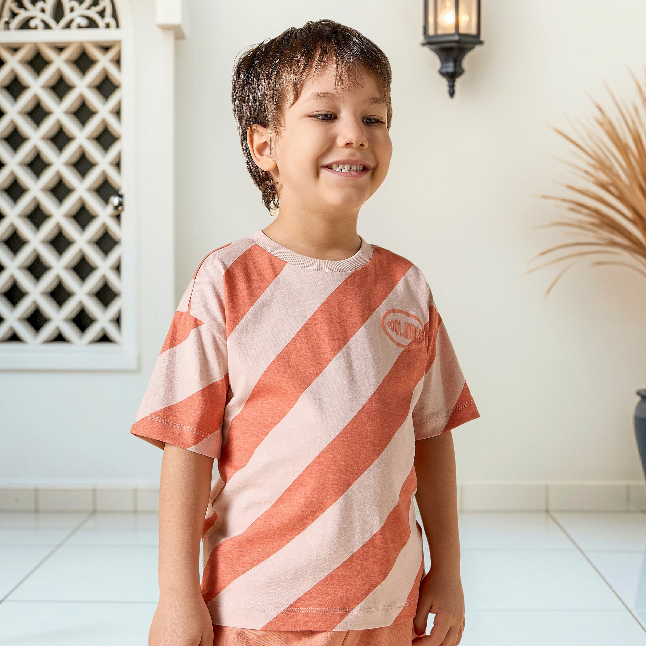 تيشيرت مخطط بياقة ضيقة وأكمام قصيرة من جونيورز-boys-clothing-tshirtsandpolos-image-1