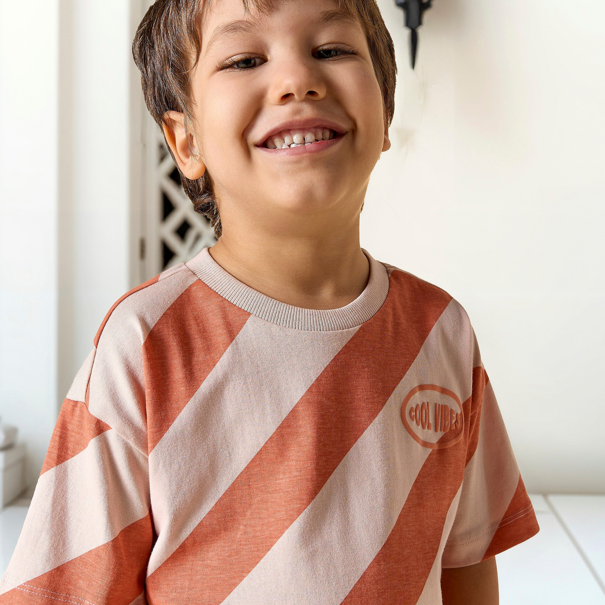 تيشيرت مخطط بياقة ضيقة وأكمام قصيرة من جونيورز-boys-clothing-tshirtsandpolos-image-4
