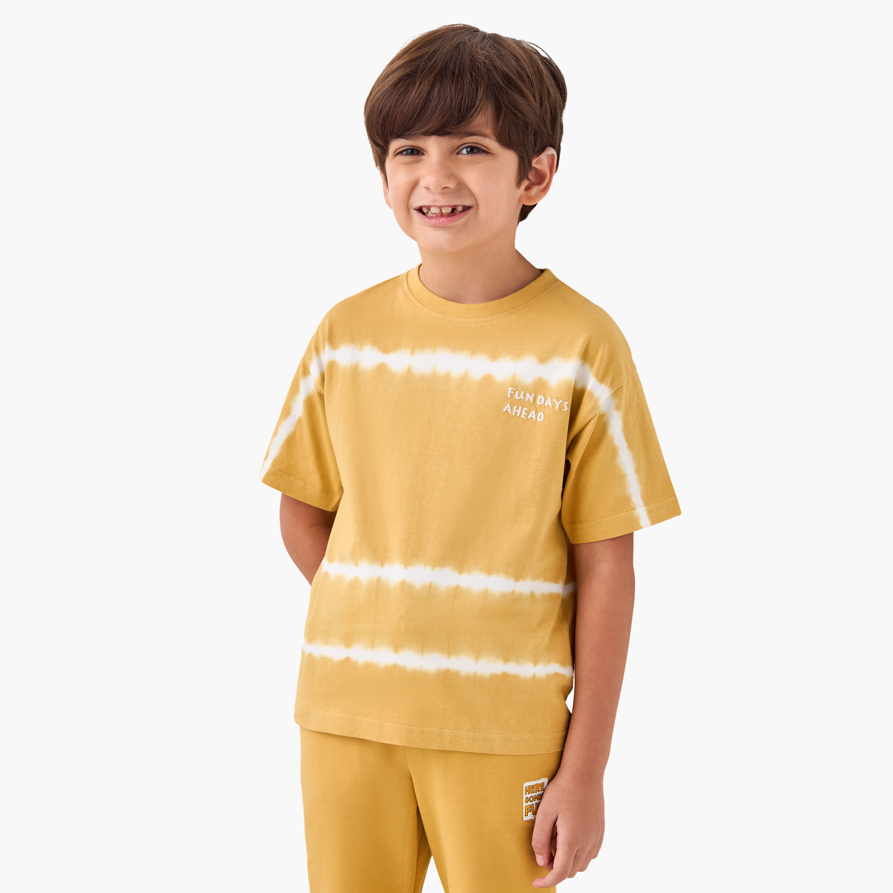 تيشيرت بياقة ضيّقة وأكمام قصيرة وطبعات مصبوغة من جونيورز-boys-clothing-tshirtsandpolos-image-1