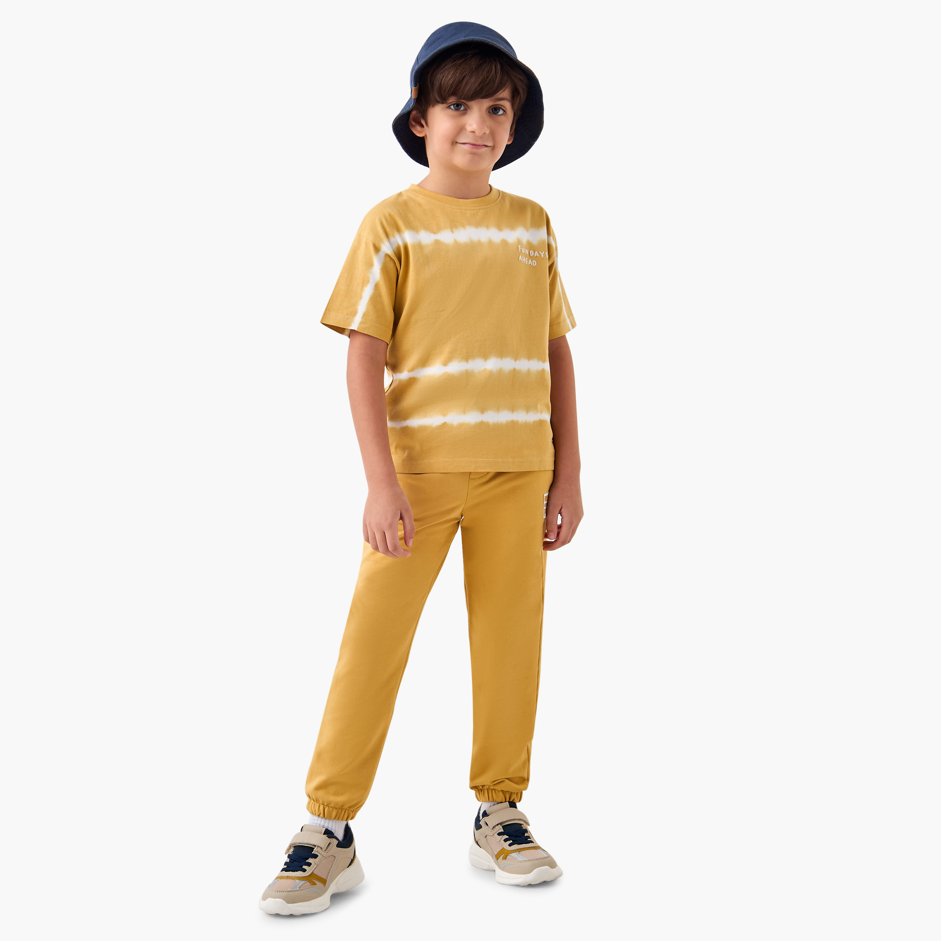 تيشيرت بياقة ضيّقة وأكمام قصيرة وطبعات مصبوغة من جونيورز-boys-clothing-tshirtsandpolos-image-2