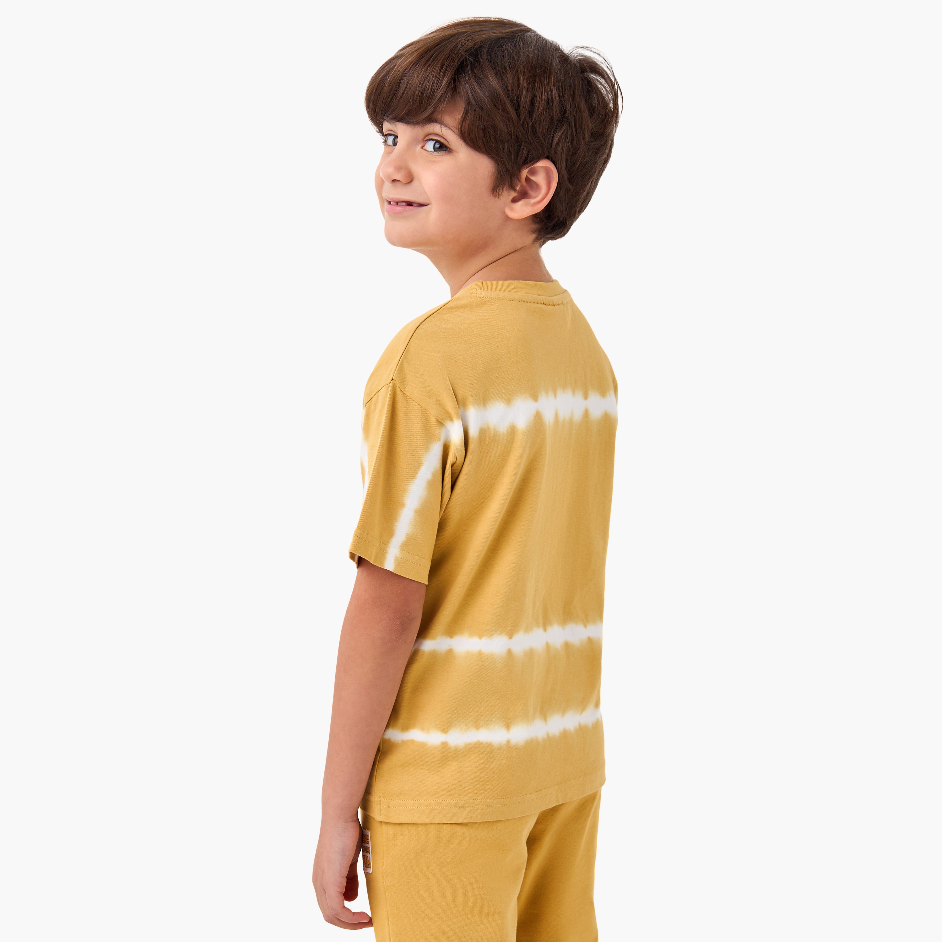 تيشيرت بياقة ضيّقة وأكمام قصيرة وطبعات مصبوغة من جونيورز-boys-clothing-tshirtsandpolos-image-3