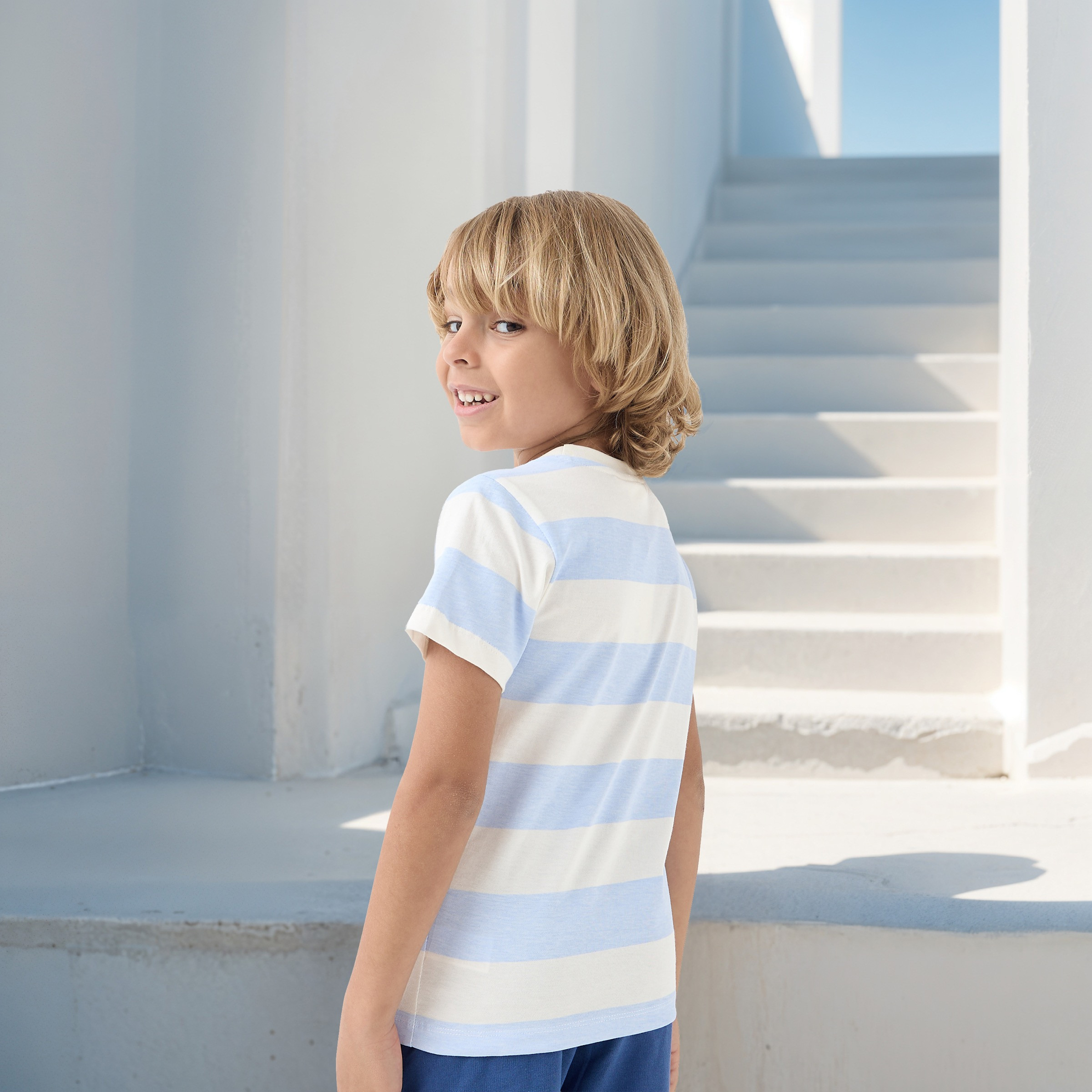 تيشيرت مخطط بياقة ضيقة وأكمام قصيرة من جونيورز-boys-clothing-tshirtsandpolos-image-3