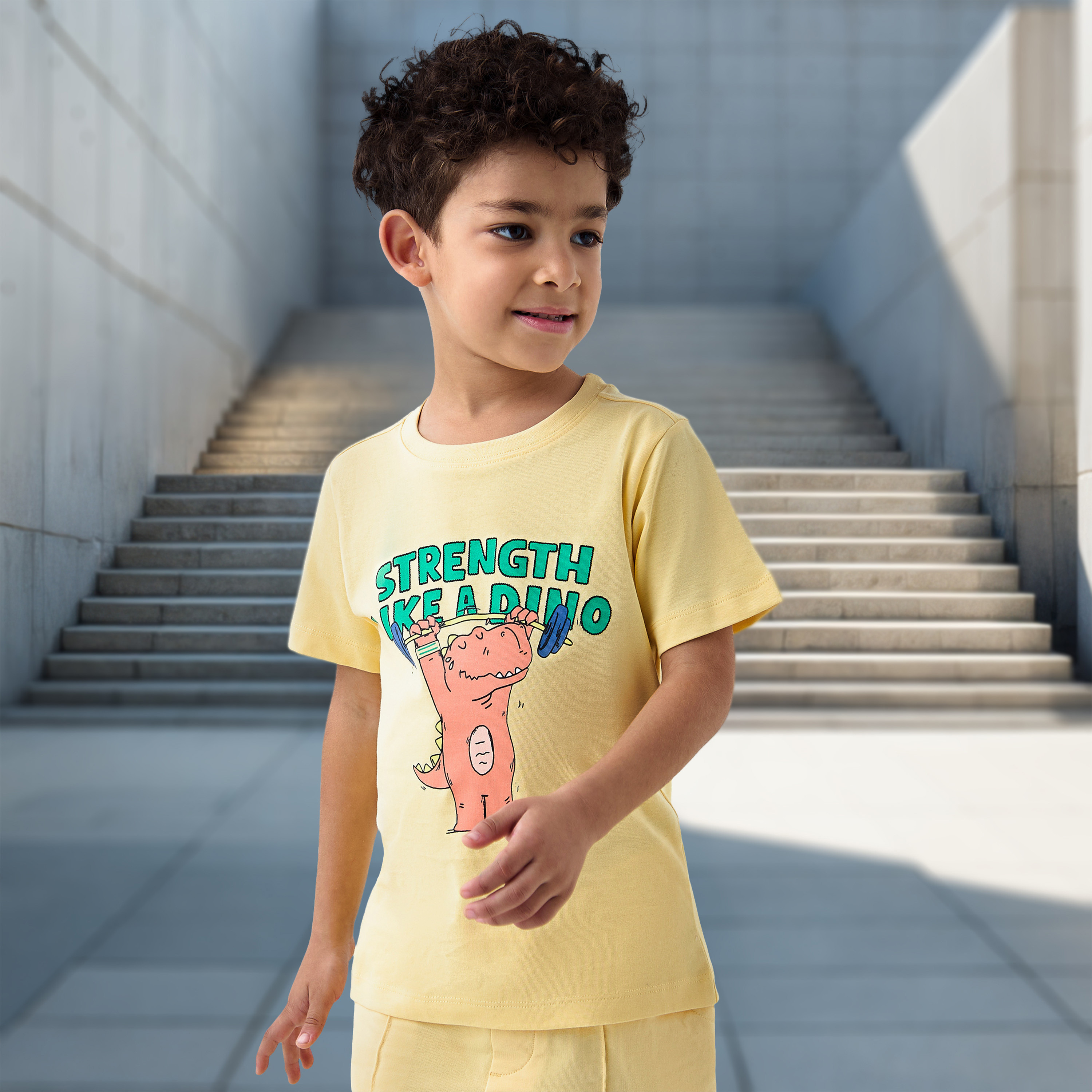 تيشيرت بياقة ضيقة وطبعات ديناصور وأكمام قصيرة من جونيورز-boys-clothing-tshirtsandpolos-image-1