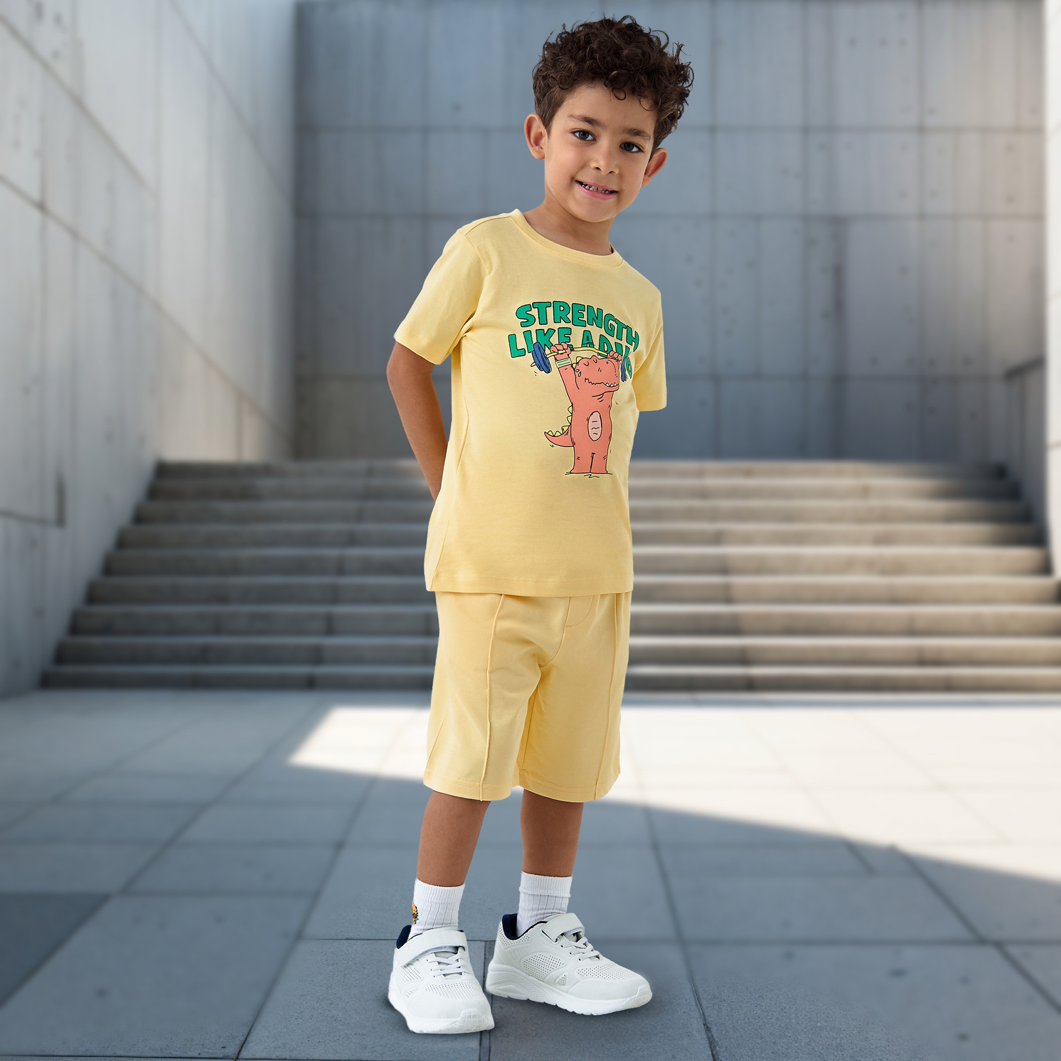 تيشيرت بياقة ضيقة وطبعات ديناصور وأكمام قصيرة من جونيورز-boys-clothing-tshirtsandpolos-image-2