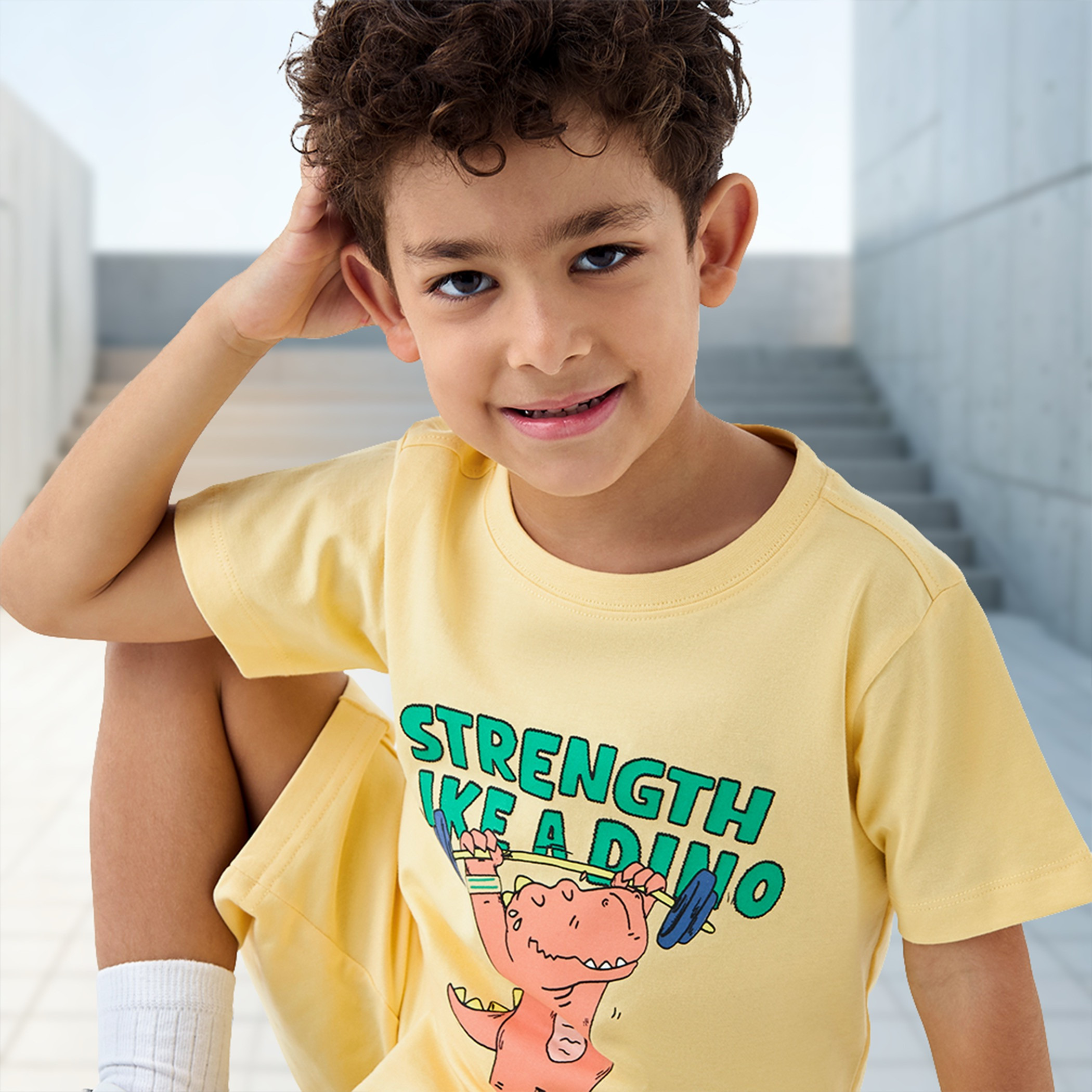 تيشيرت بياقة ضيقة وطبعات ديناصور وأكمام قصيرة من جونيورز-boys-clothing-tshirtsandpolos-image-5
