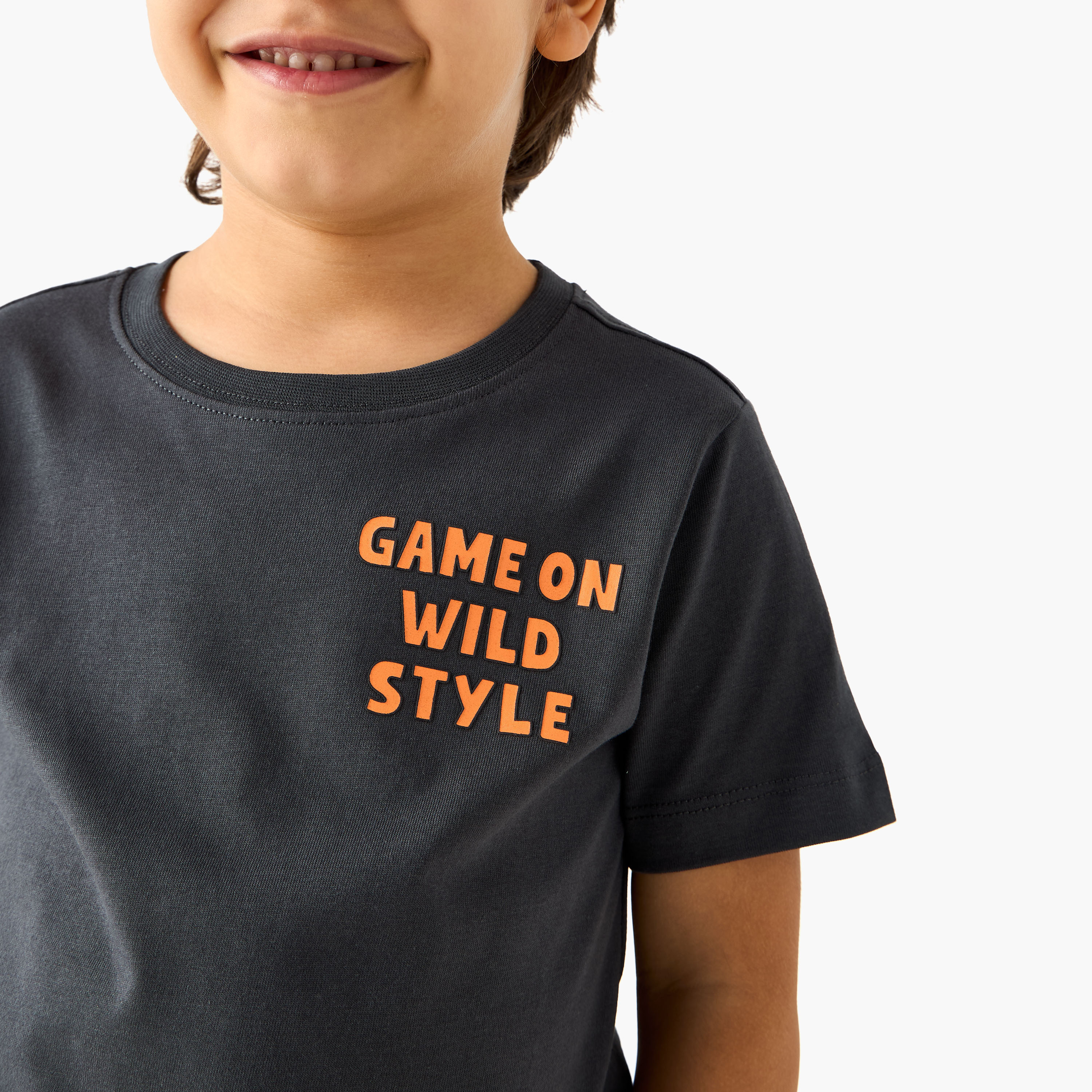 تيشيرت بأكمام قصيرة وطبعات تايبوجرافيك من جونيورز-boys-clothing-tshirtsandpolos-image-4