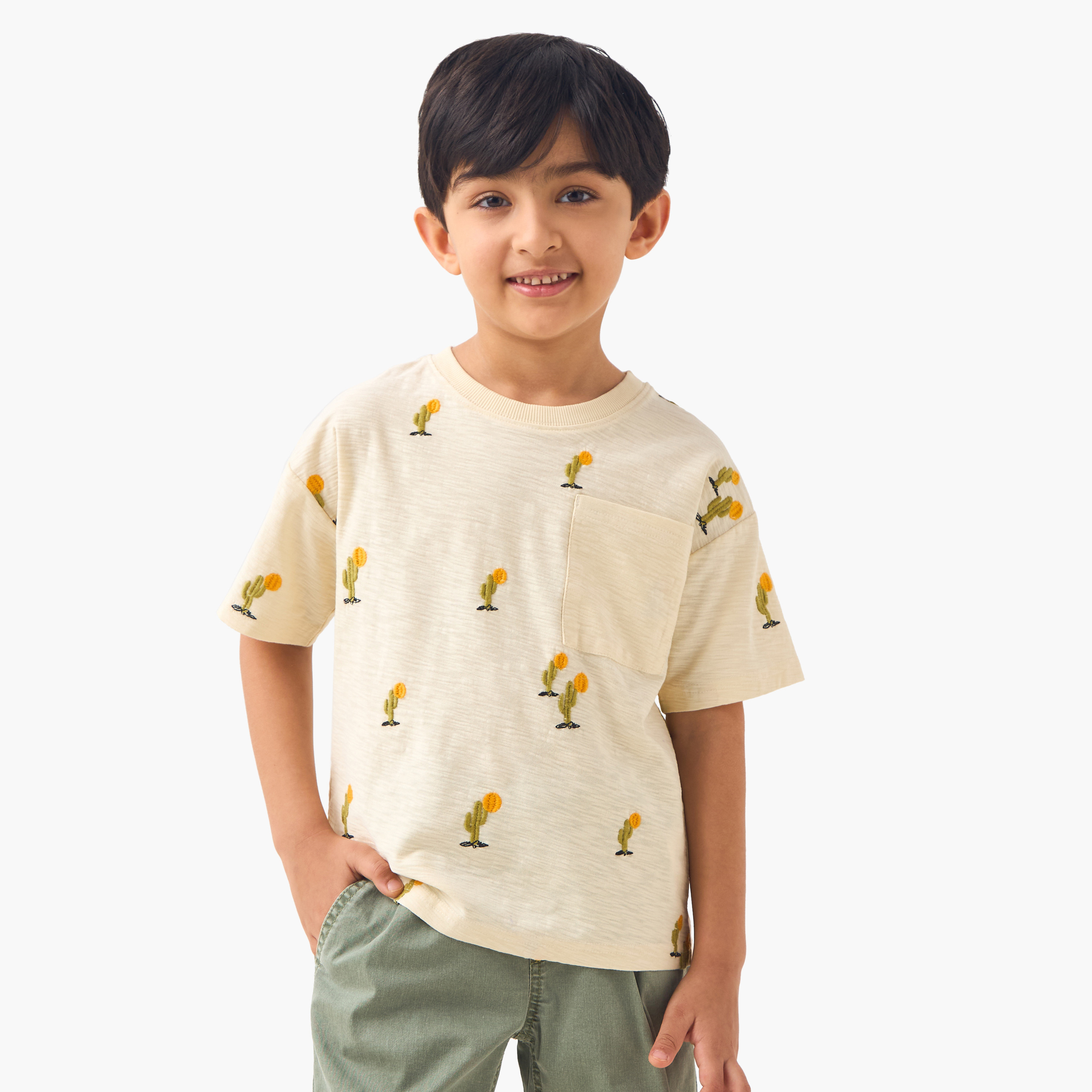 تيشيرت مطرز بأكمام قصيرة وجيب على الصدر من جونيورز-boys-clothing-tshirtsandpolos-image-1