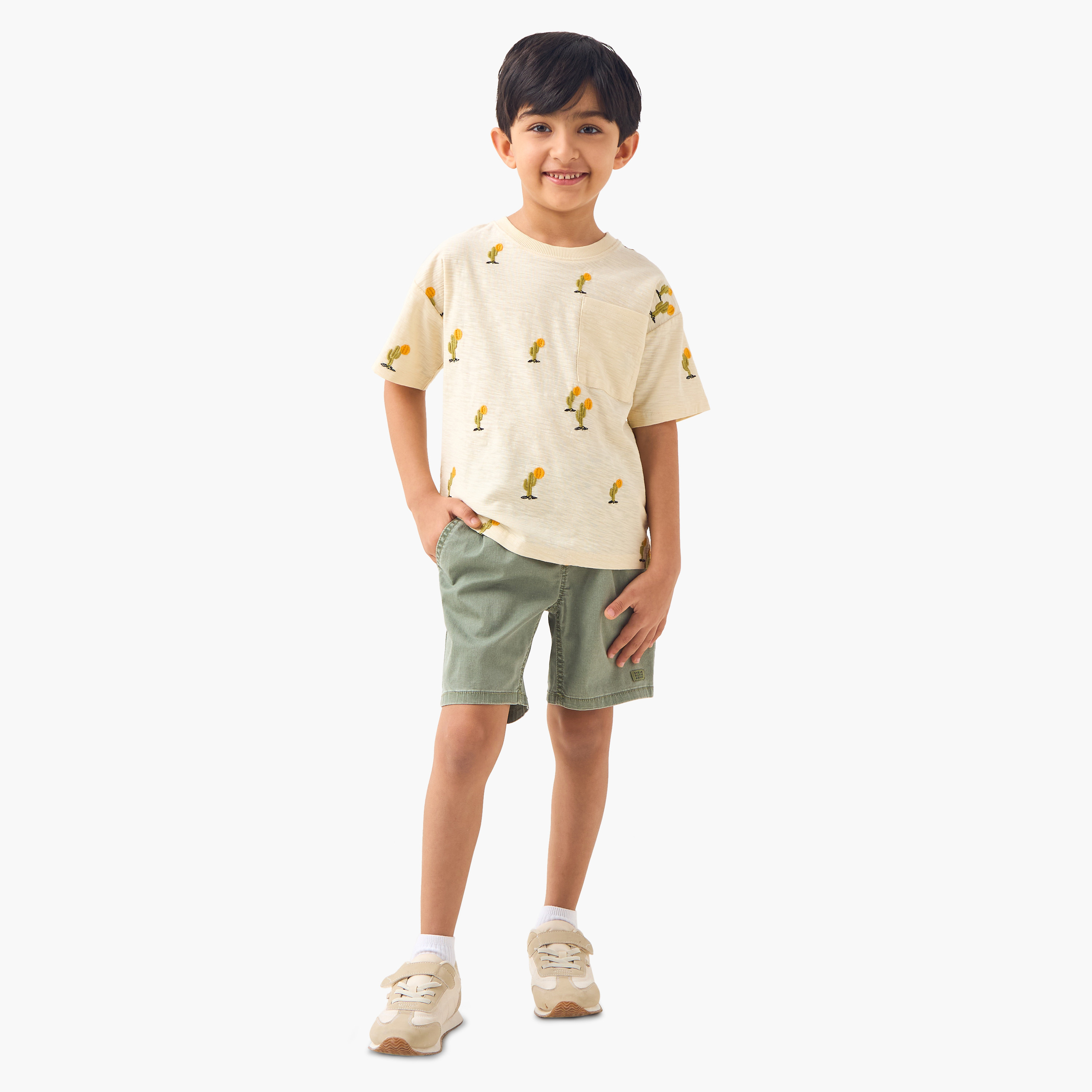 تيشيرت مطرز بأكمام قصيرة وجيب على الصدر من جونيورز-boys-clothing-tshirtsandpolos-image-2