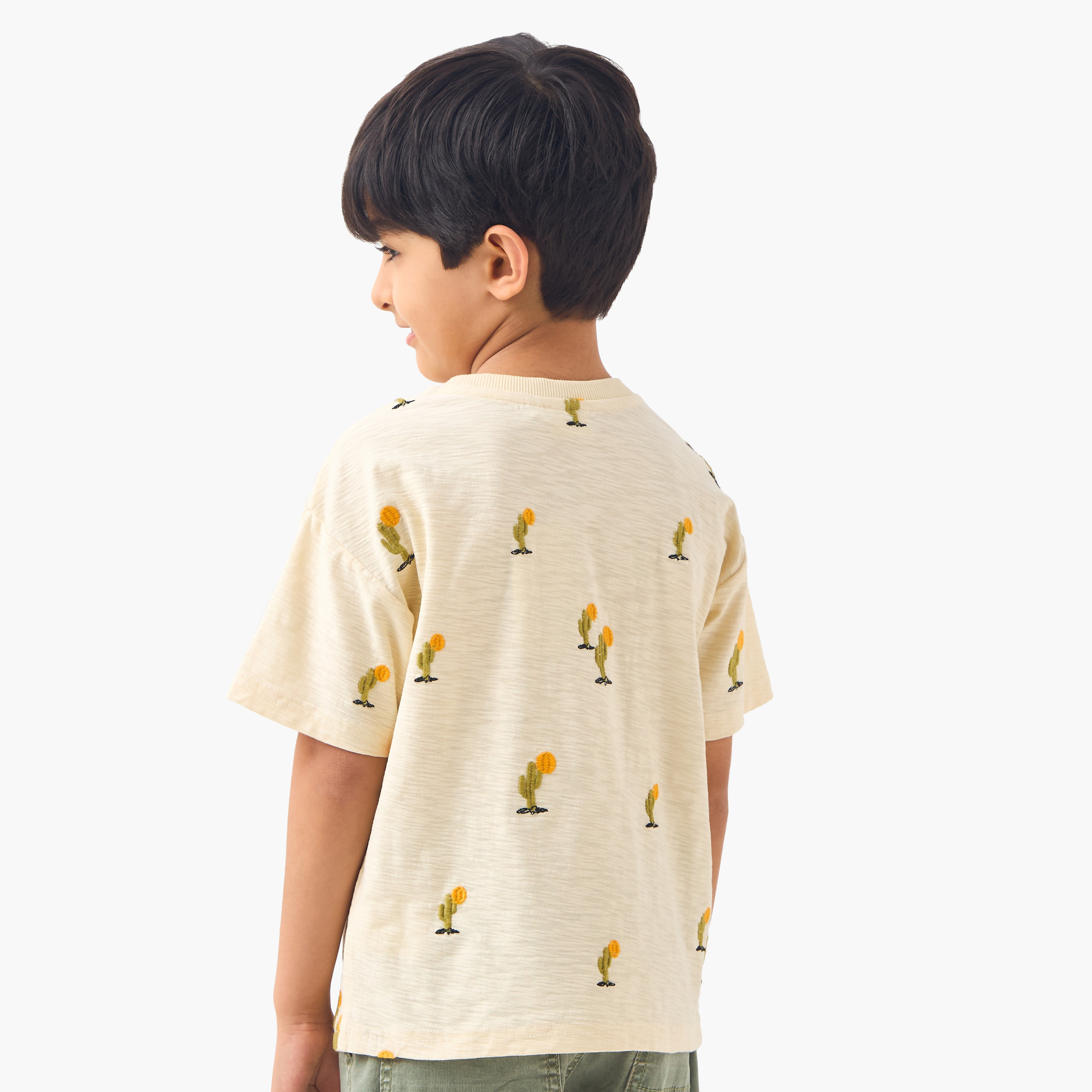 تيشيرت مطرز بأكمام قصيرة وجيب على الصدر من جونيورز-boys-clothing-tshirtsandpolos-image-3
