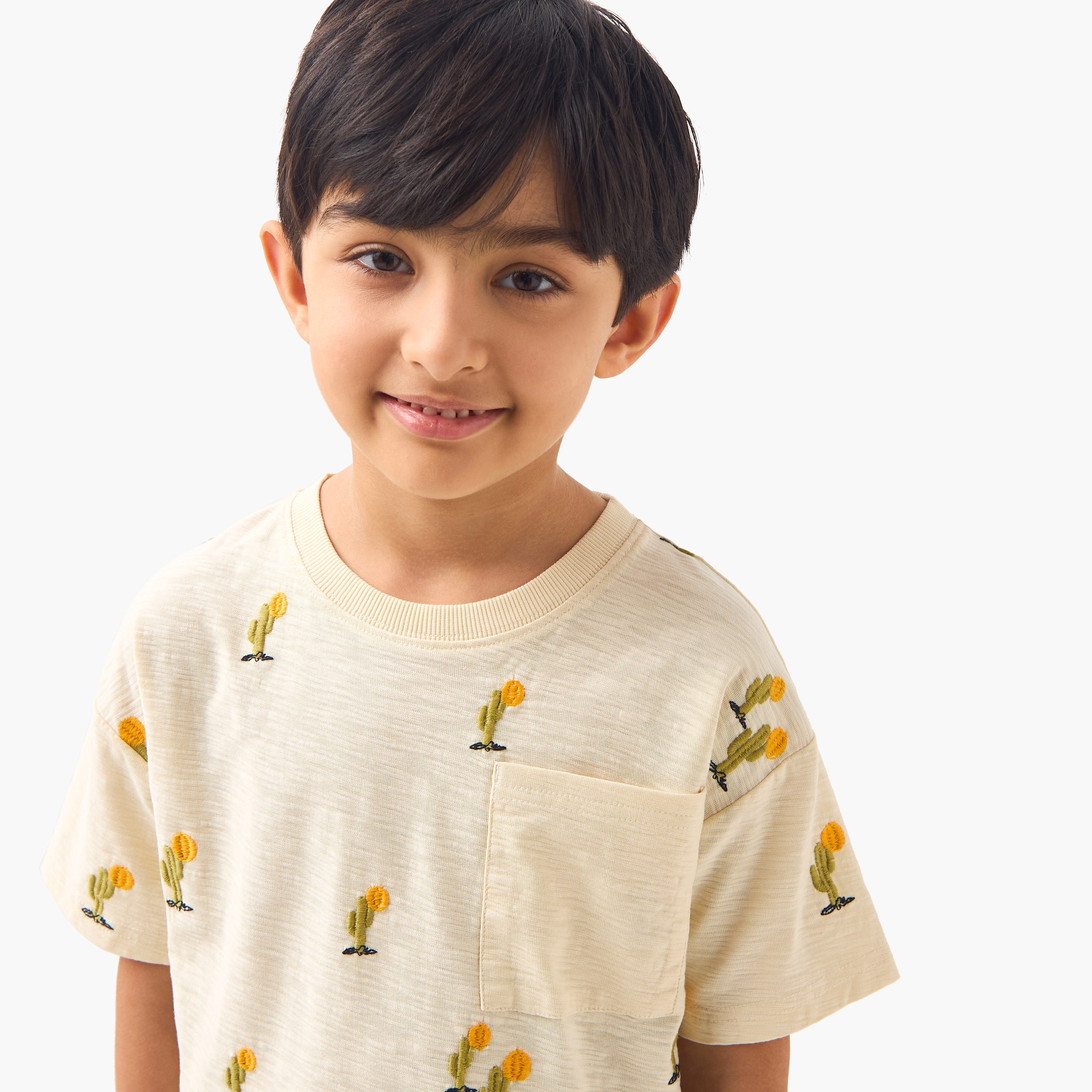 تيشيرت مطرز بأكمام قصيرة وجيب على الصدر من جونيورز-boys-clothing-tshirtsandpolos-image-4