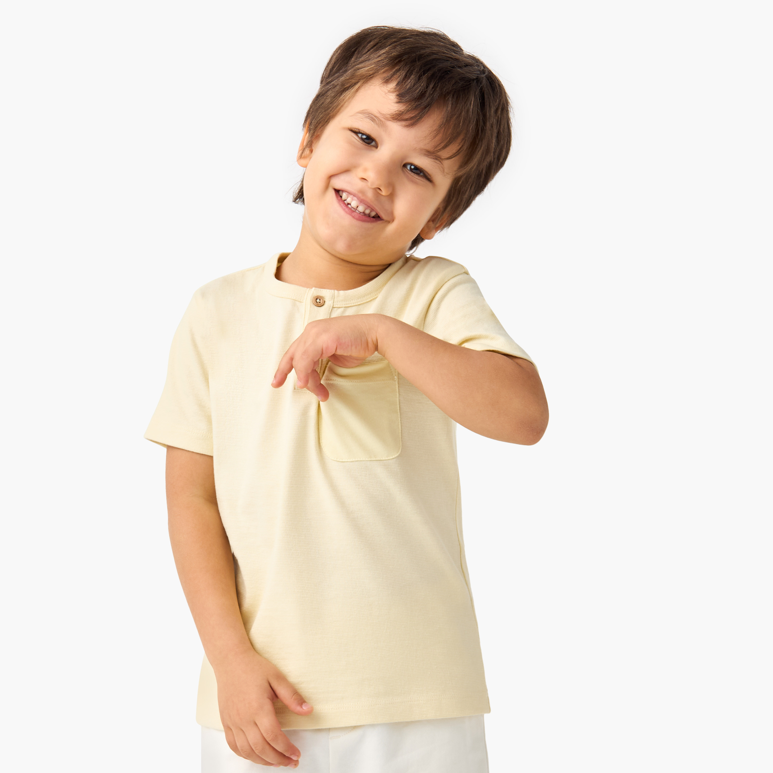 تيشيرت بارز الملمس بأكمام قصيرة وجيب على الصدر من جونيورز-boys-clothing-tshirtsandpolos-image-1