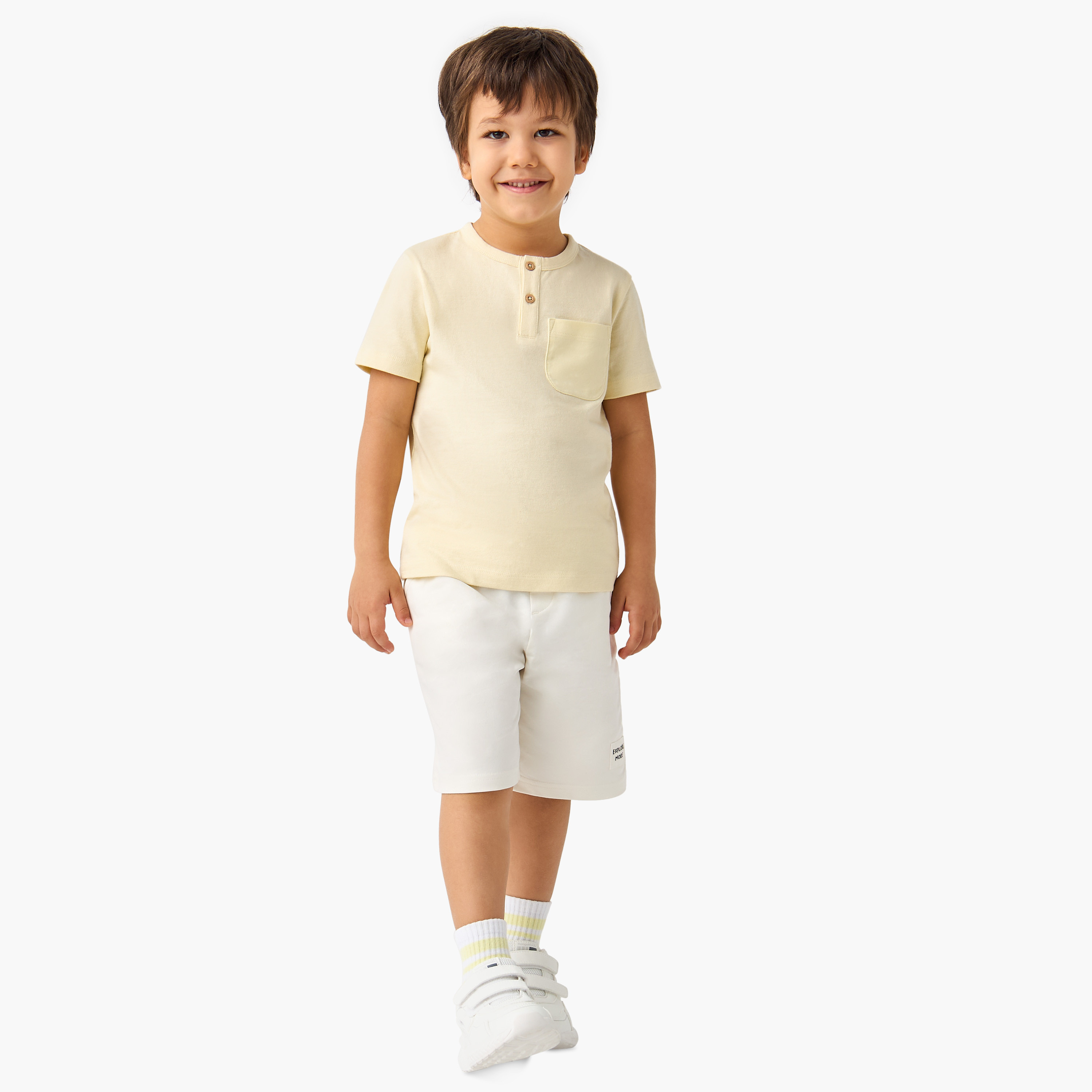تيشيرت بارز الملمس بأكمام قصيرة وجيب على الصدر من جونيورز-boys-clothing-tshirtsandpolos-image-2