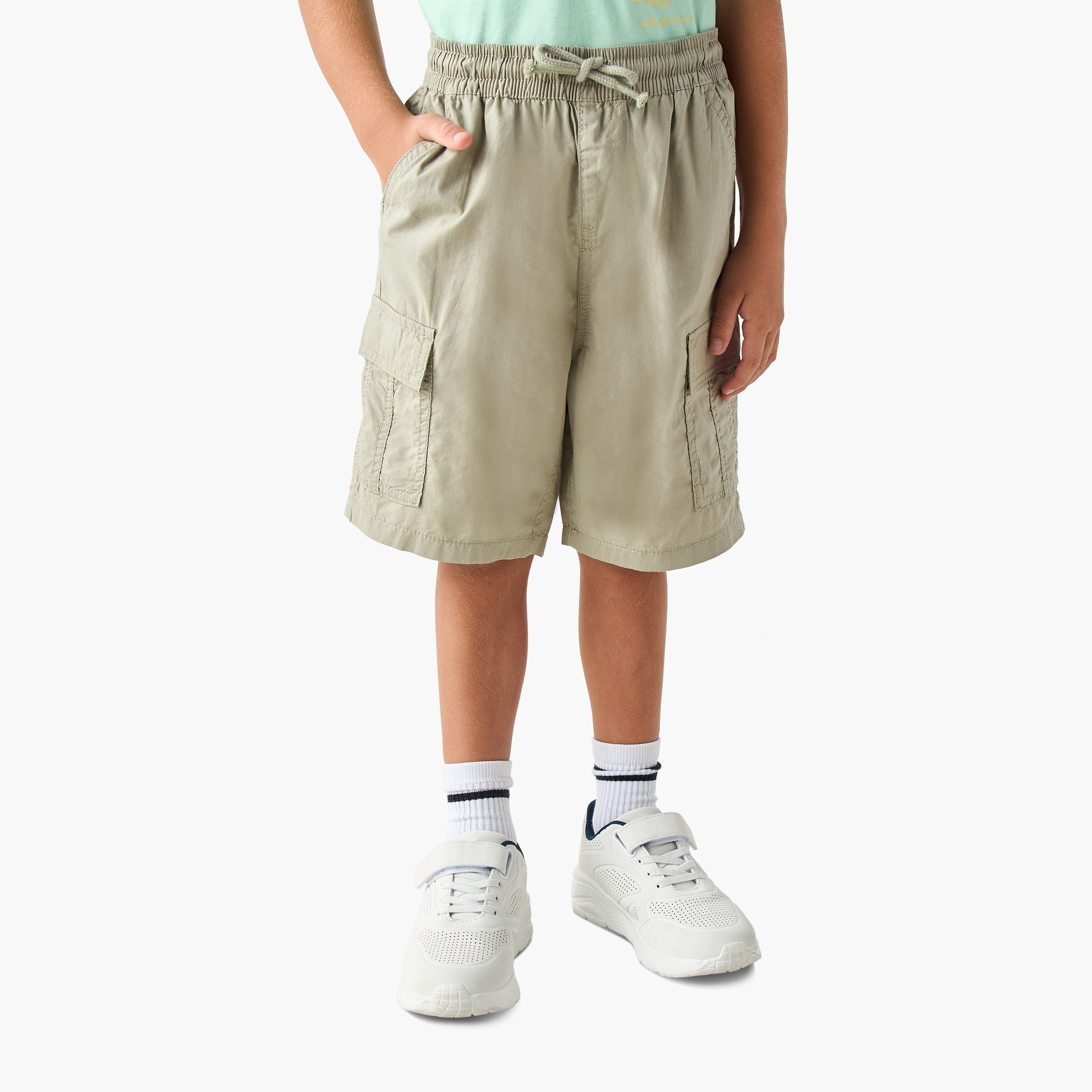 شورت كارجو سادة برباط إغلاق وجيوب من جونيورز-baby-boys-clothing-bottoms-shorts-image-1