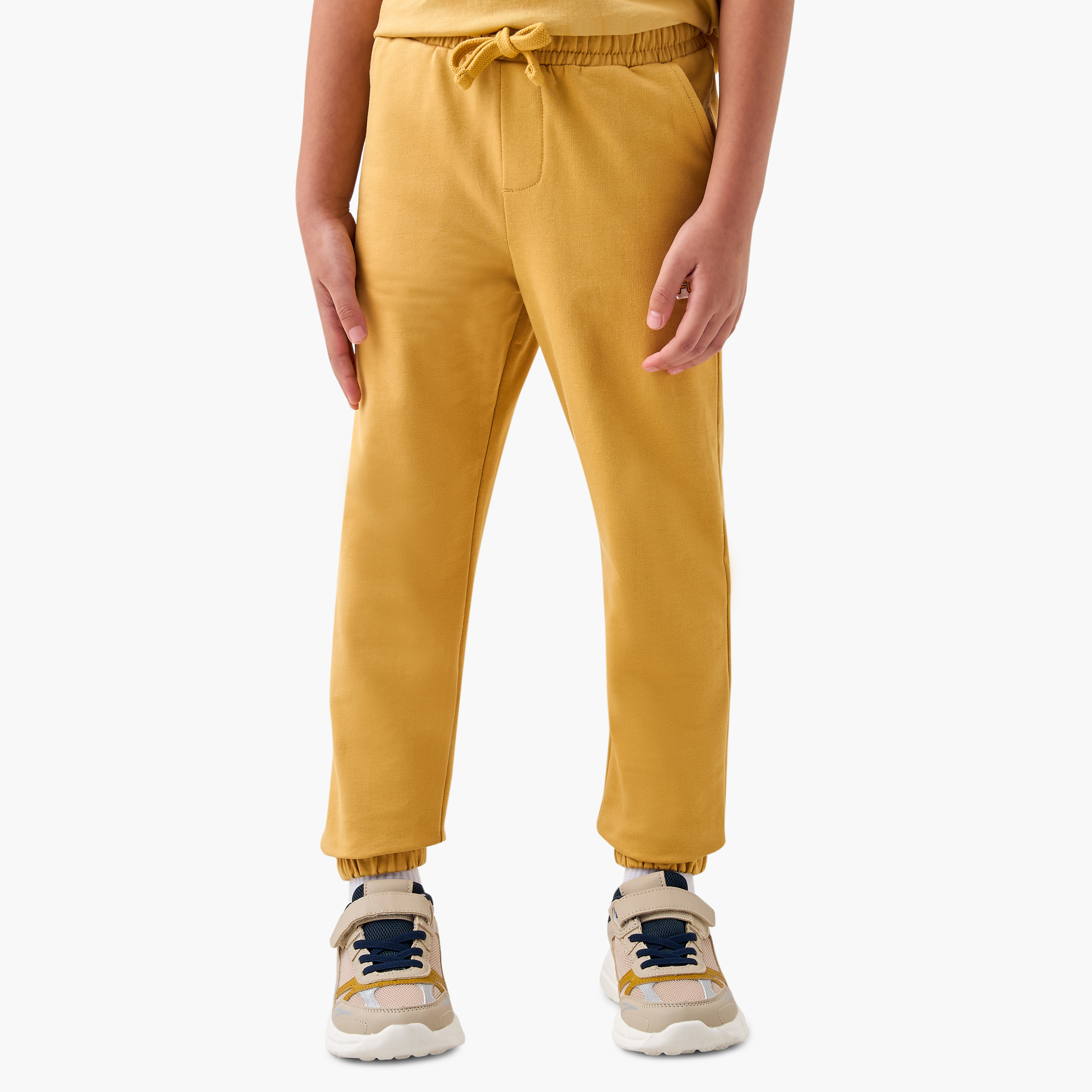 بنطلون رياضي برباط إغلاق وجيوب وزخارف من جونيورز-boys-clothing-bottoms-joggersandtrackpants-image-1
