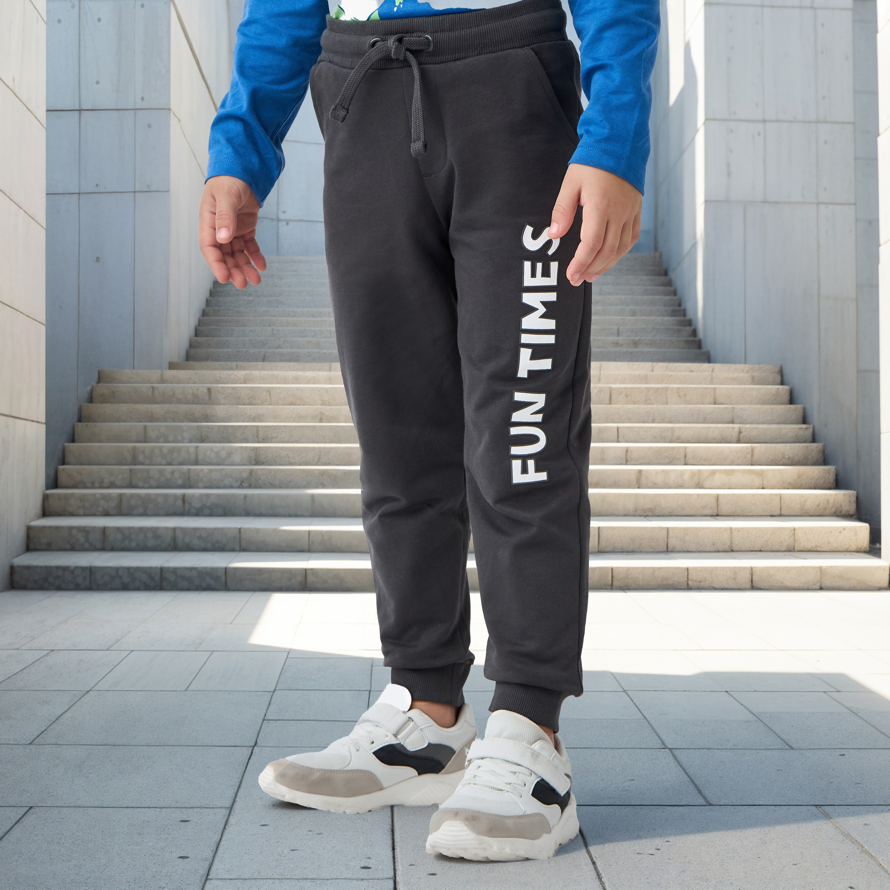 بنطلون رياضي بجيوب ورباط إغلاق وطبعات شعار من جونيورز-boys-clothing-bottoms-joggersandtrackpants-image-4