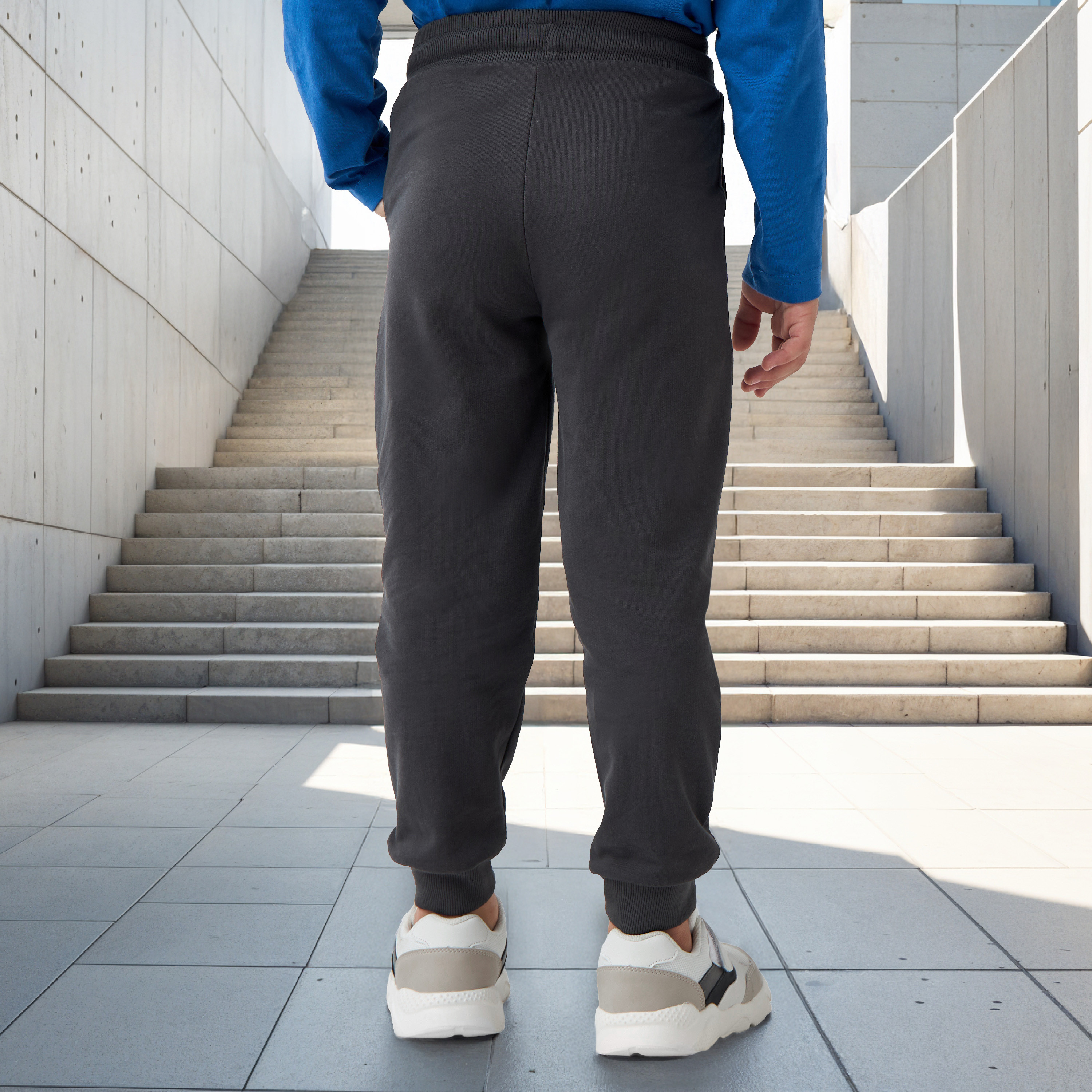 بنطلون رياضي بجيوب ورباط إغلاق وطبعات شعار من جونيورز-boys-clothing-bottoms-joggersandtrackpants-image-2