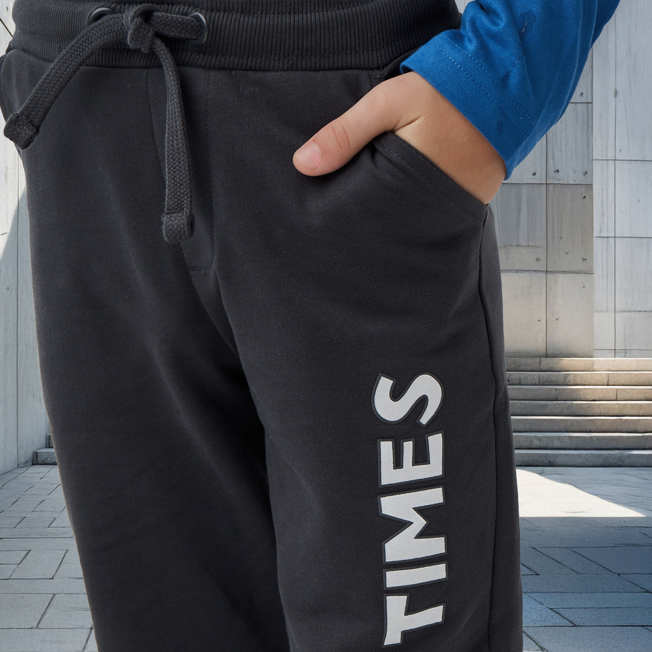 بنطلون رياضي بجيوب ورباط إغلاق وطبعات شعار من جونيورز-boys-clothing-bottoms-joggersandtrackpants-image-1