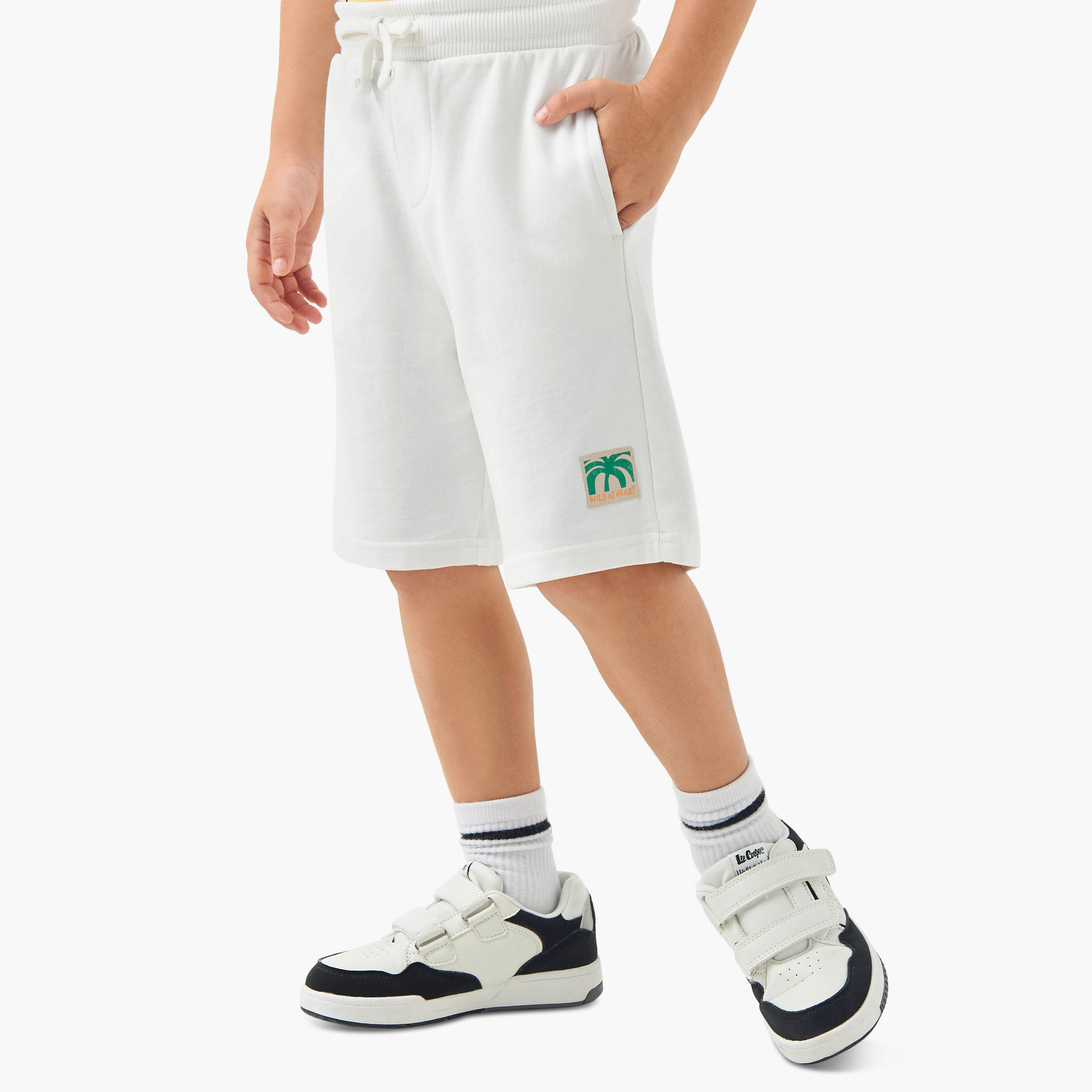 طقم شورت وتيشيرت بياقة ضيقة وطبعات قطعتين من جونيورز-boys-clothing-setsandcoords-image-5