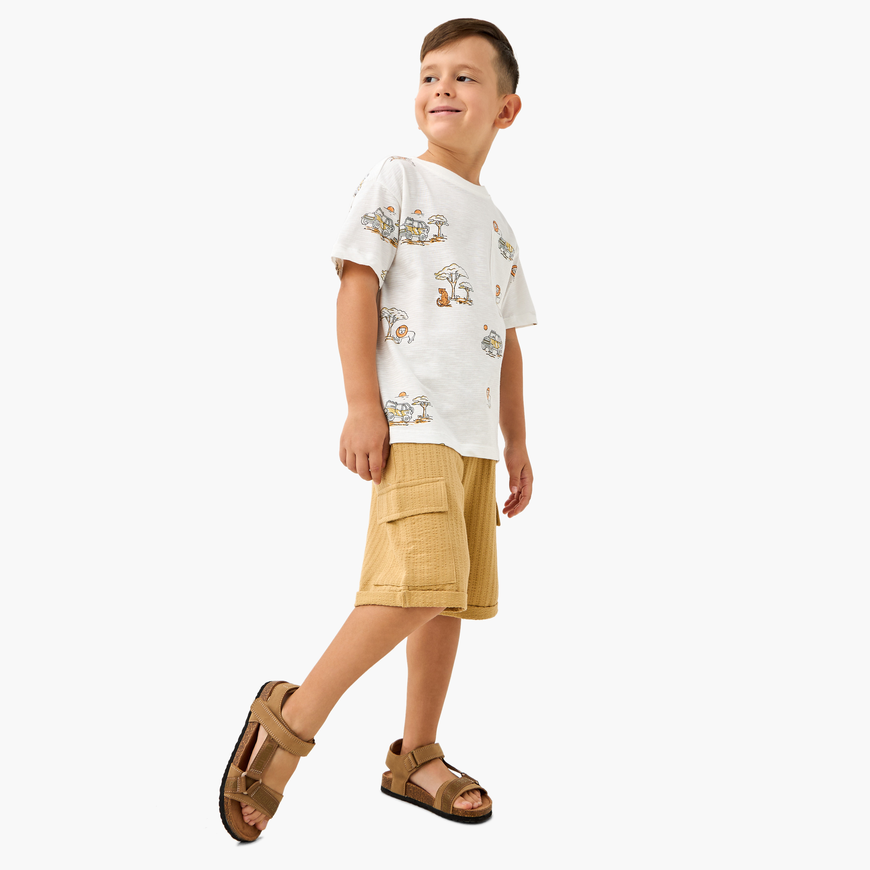 طقم شورت كارجو وتيشيرت بطبعات من جونيورز-boys-clothing-setsandcoords-image-1