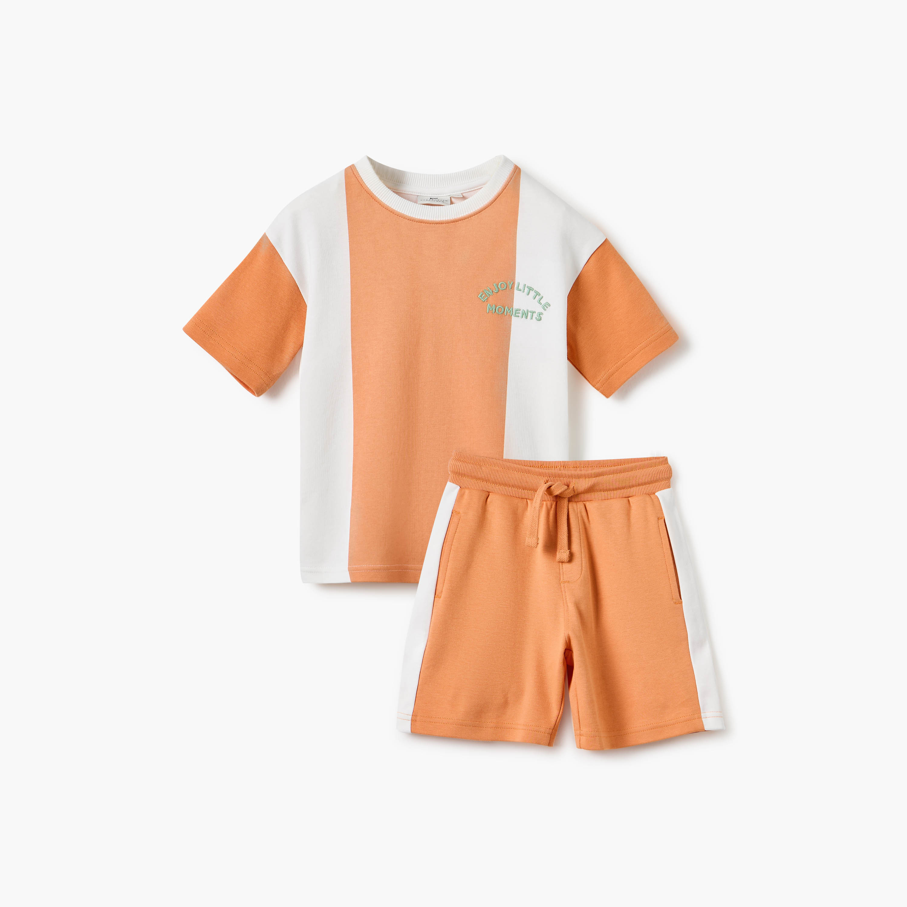 طقم تيشيرت بقوالب ملونة وشورت من جونيورز-boys-clothing-setsandcoords-image-1