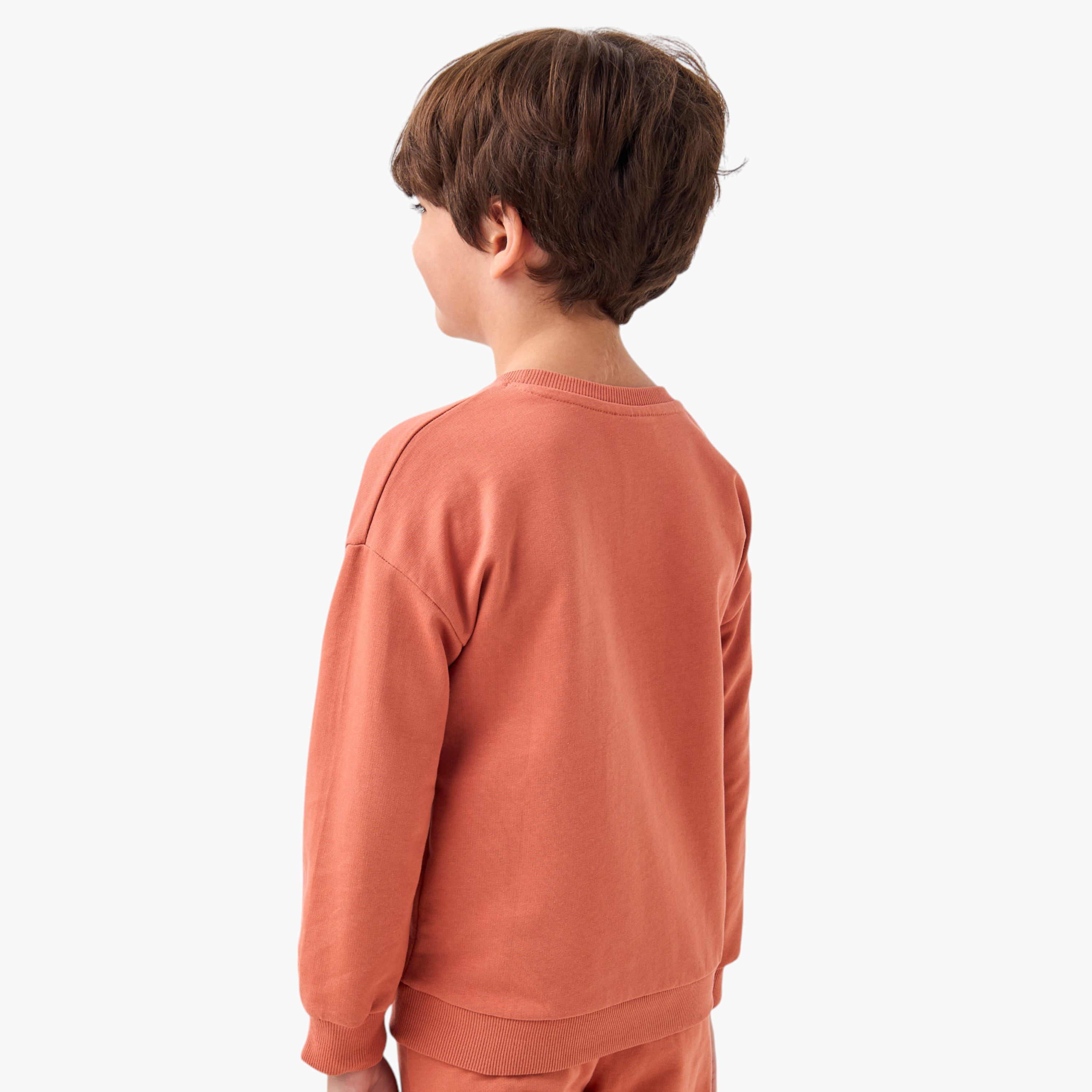 بلوفر بياقة ضيّقة وأكمام طويلة وطبعات من جونيورز-boys-clothing-sweatshirts-image-2
