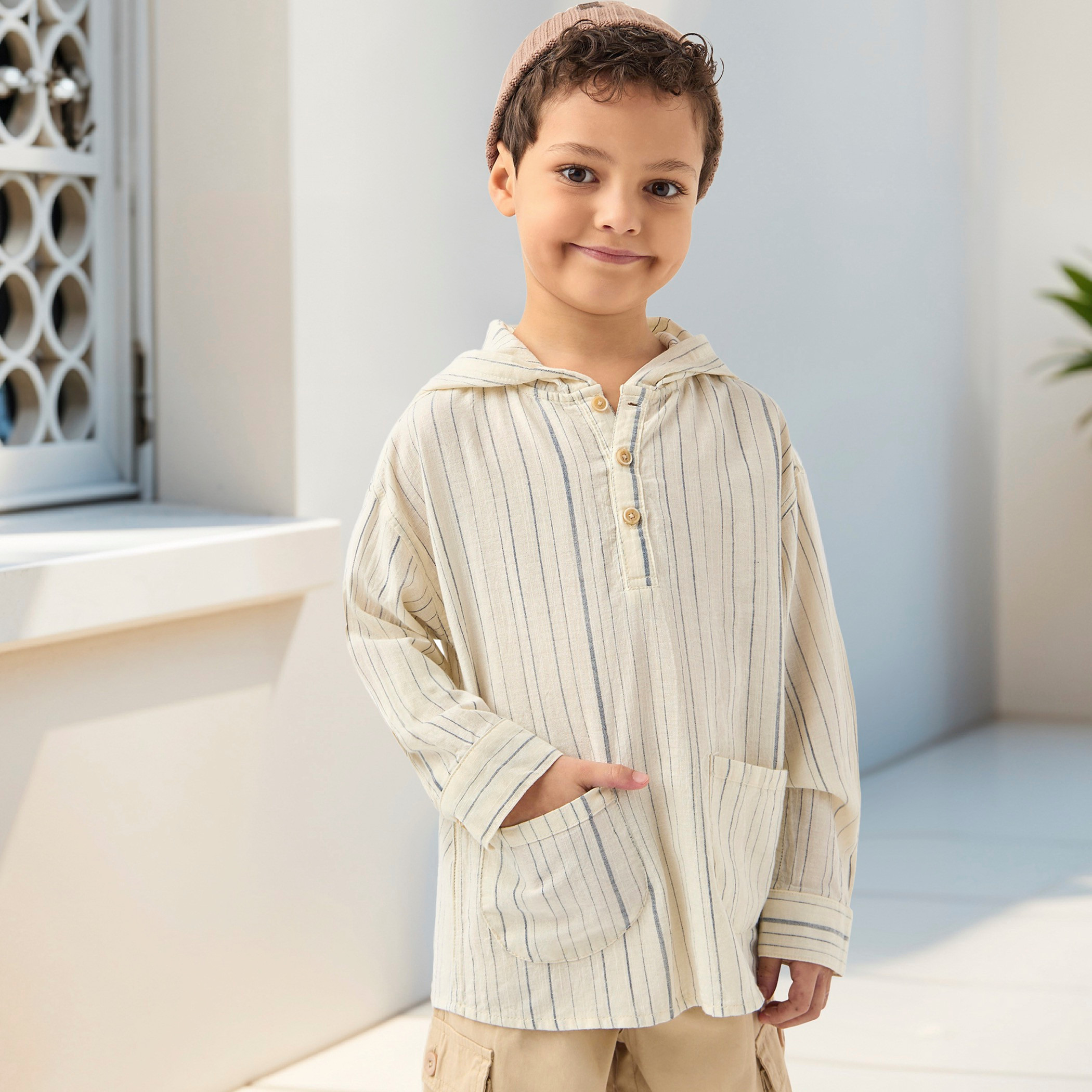 تيشيرت مخطط بقبعة وأكمام طويلة وأزرار إغلاق من جونيورز-boys-clothing-tshirtsandpolos-image-1