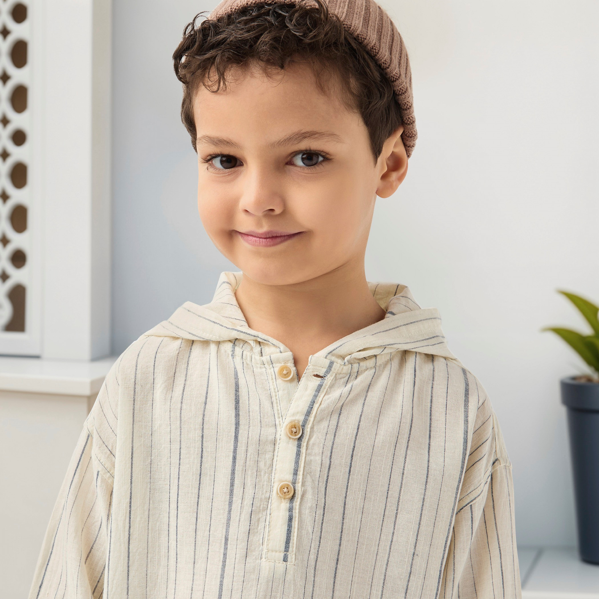 تيشيرت مخطط بقبعة وأكمام طويلة وأزرار إغلاق من جونيورز-boys-clothing-tshirtsandpolos-image-2