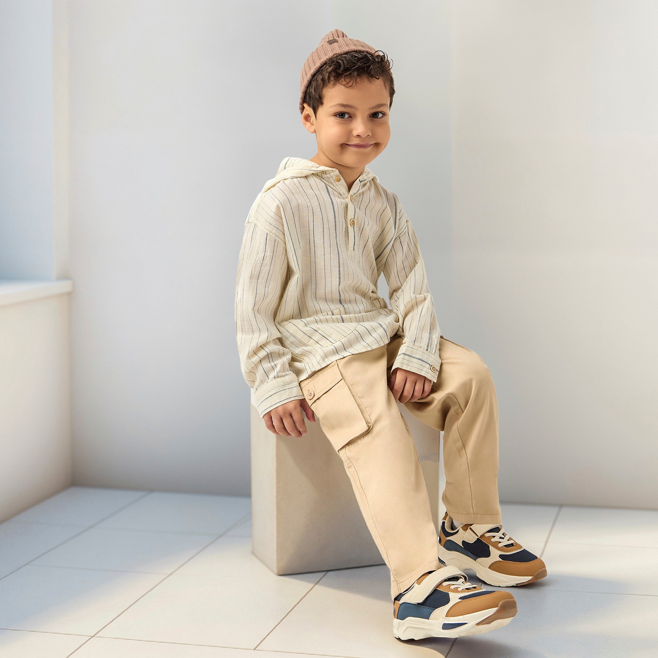تيشيرت مخطط بقبعة وأكمام طويلة وأزرار إغلاق من جونيورز-boys-clothing-tshirtsandpolos-image-3