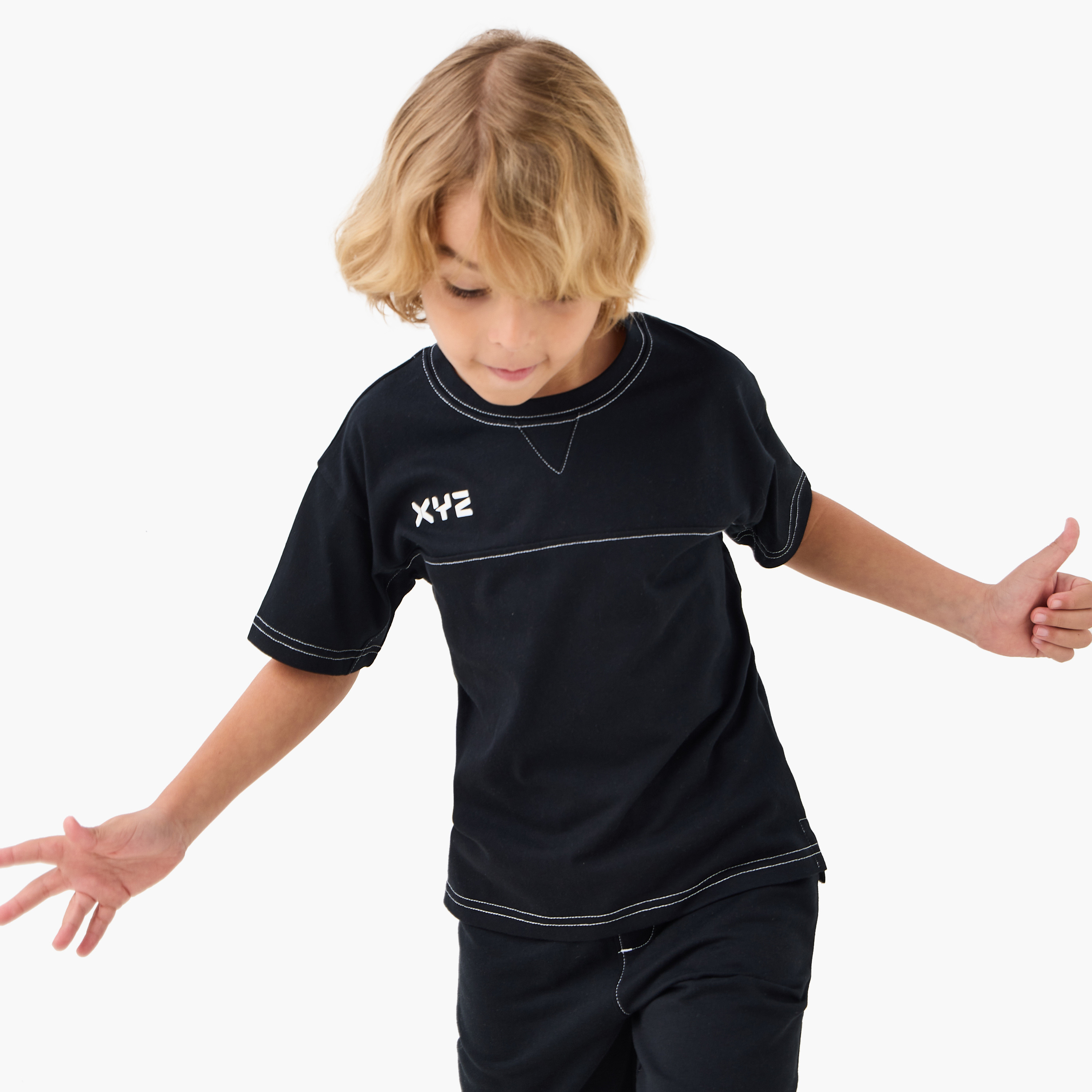 طقم تيشيرت وشورت بطبعات شعار إكس واي زد-baby-boys-clothing-sportswear-sets-image-3