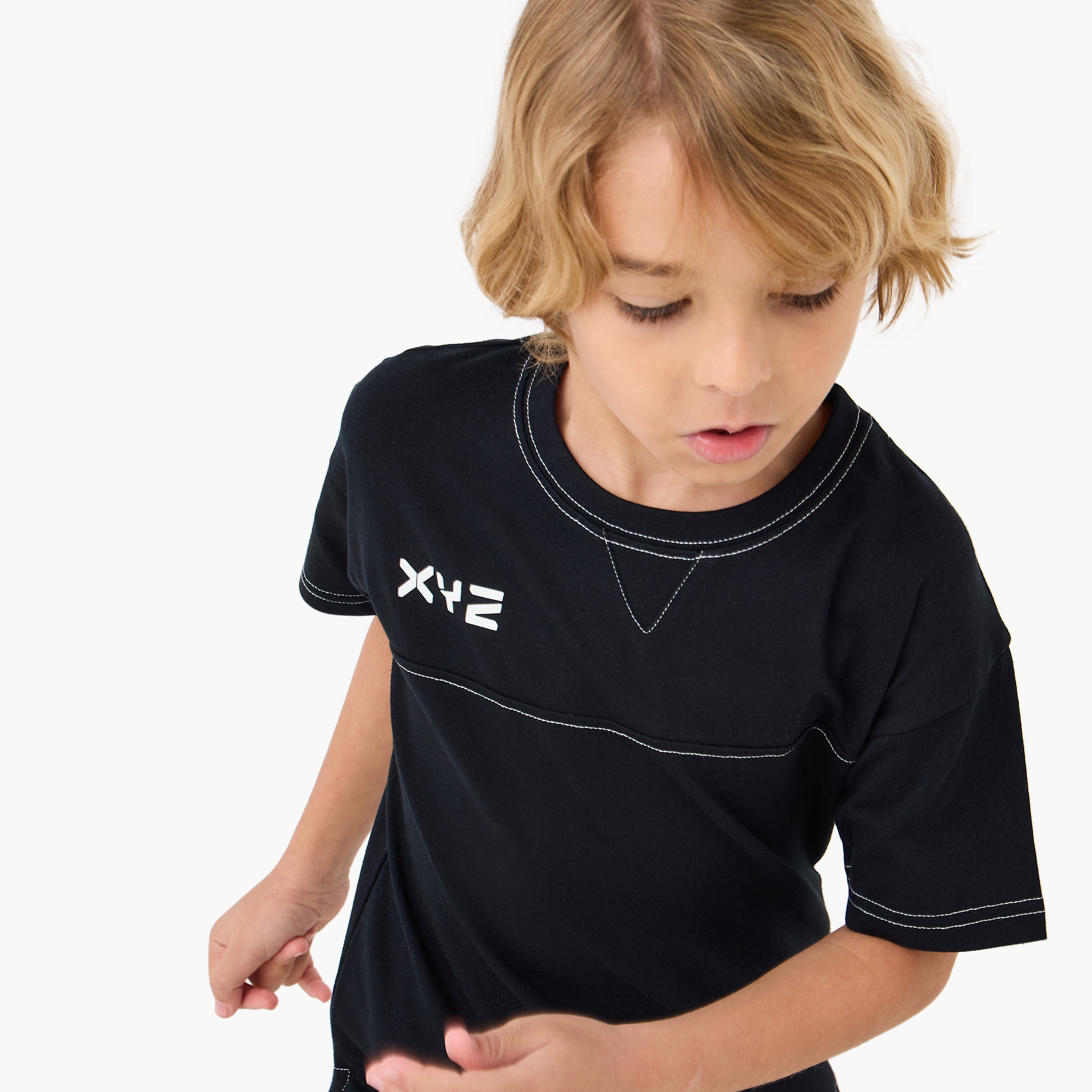 طقم تيشيرت وشورت بطبعات شعار إكس واي زد-baby-boys-clothing-sportswear-sets-image-2