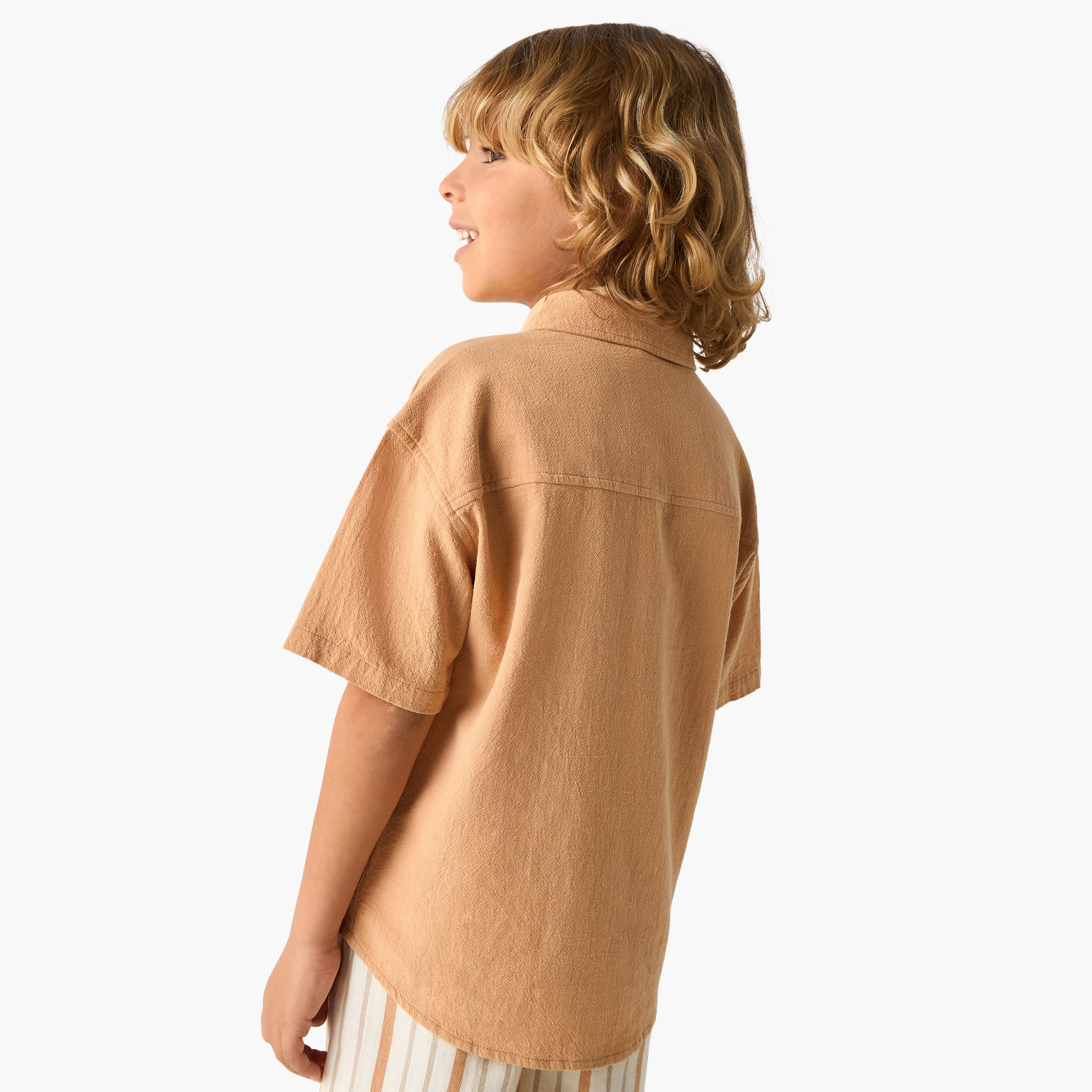 قميص بارز الملمس بياقة وأكمام قصيرة وجيوب-boys-clothing-shirts-image-2